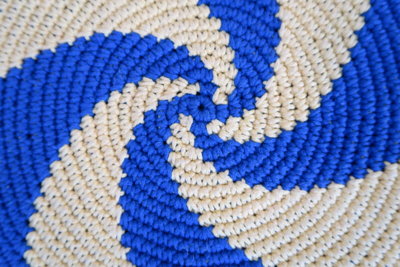 Tapis contemporain ora tressé en coton (77cm), édition unique