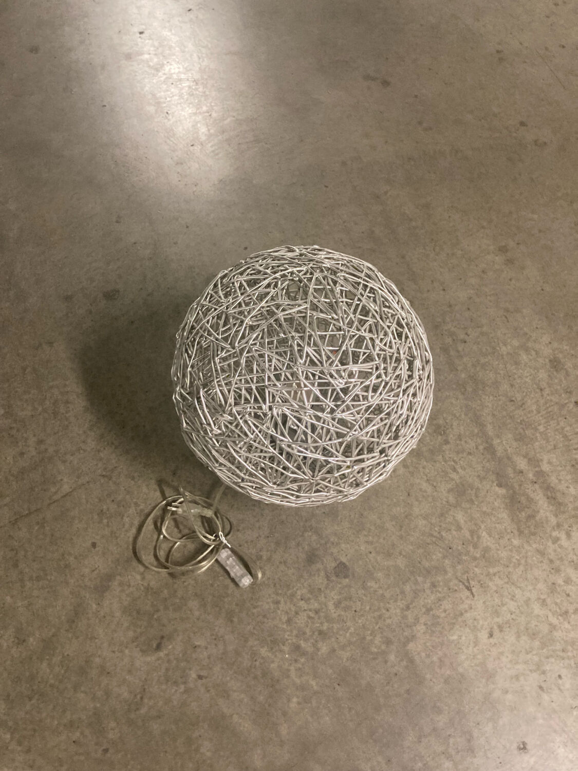 Wireframe spherical lamp