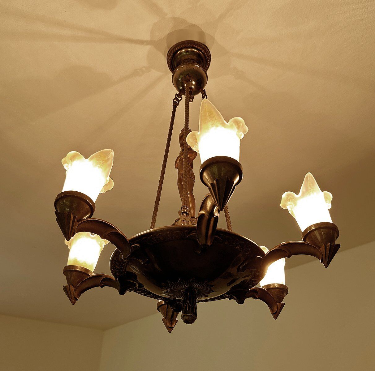 Large Art Deco sculptural chandelier in bronze and glass, 1930s