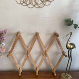 Accordion extendable coat rack