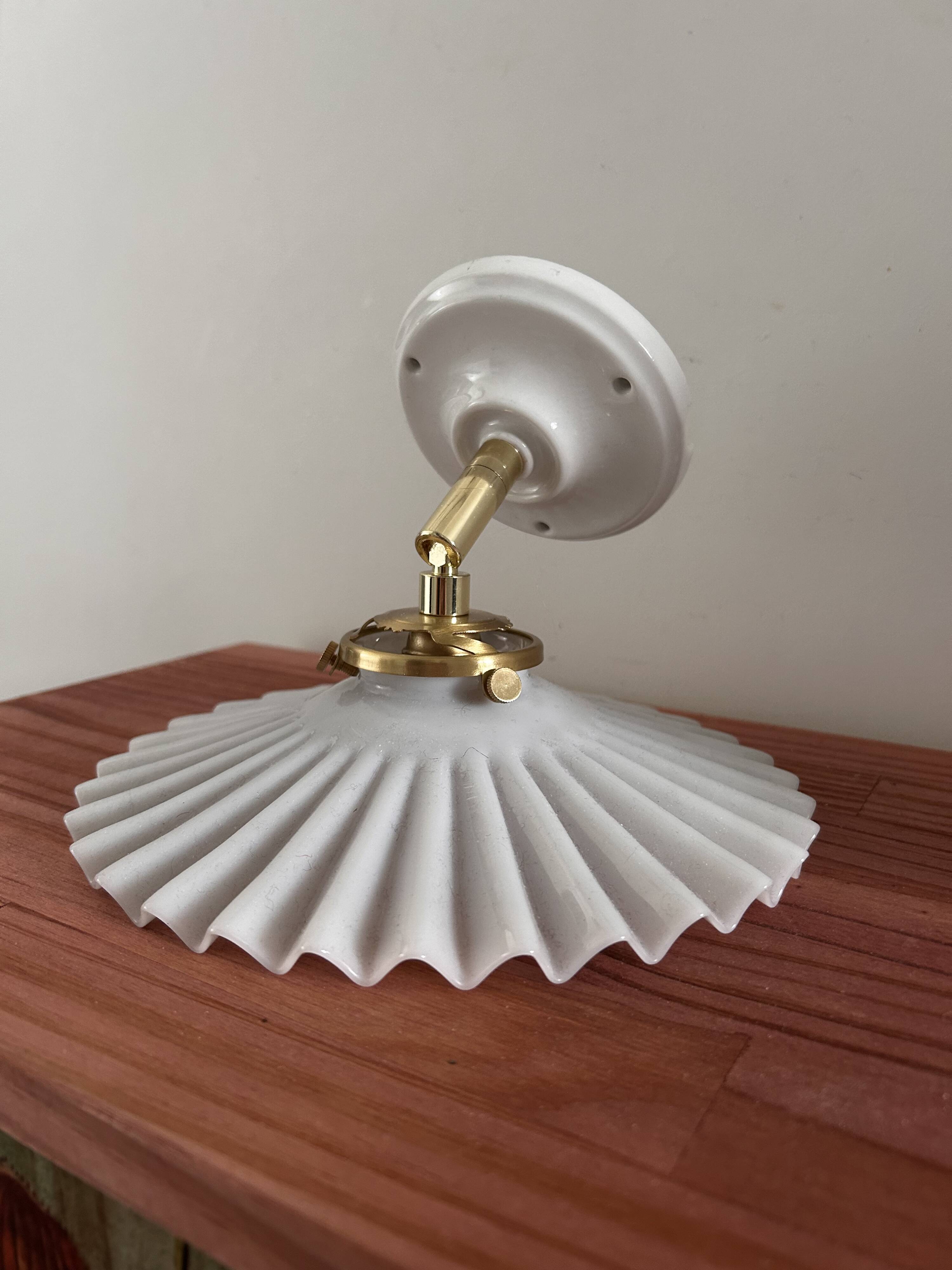 Opaline serrated wall light