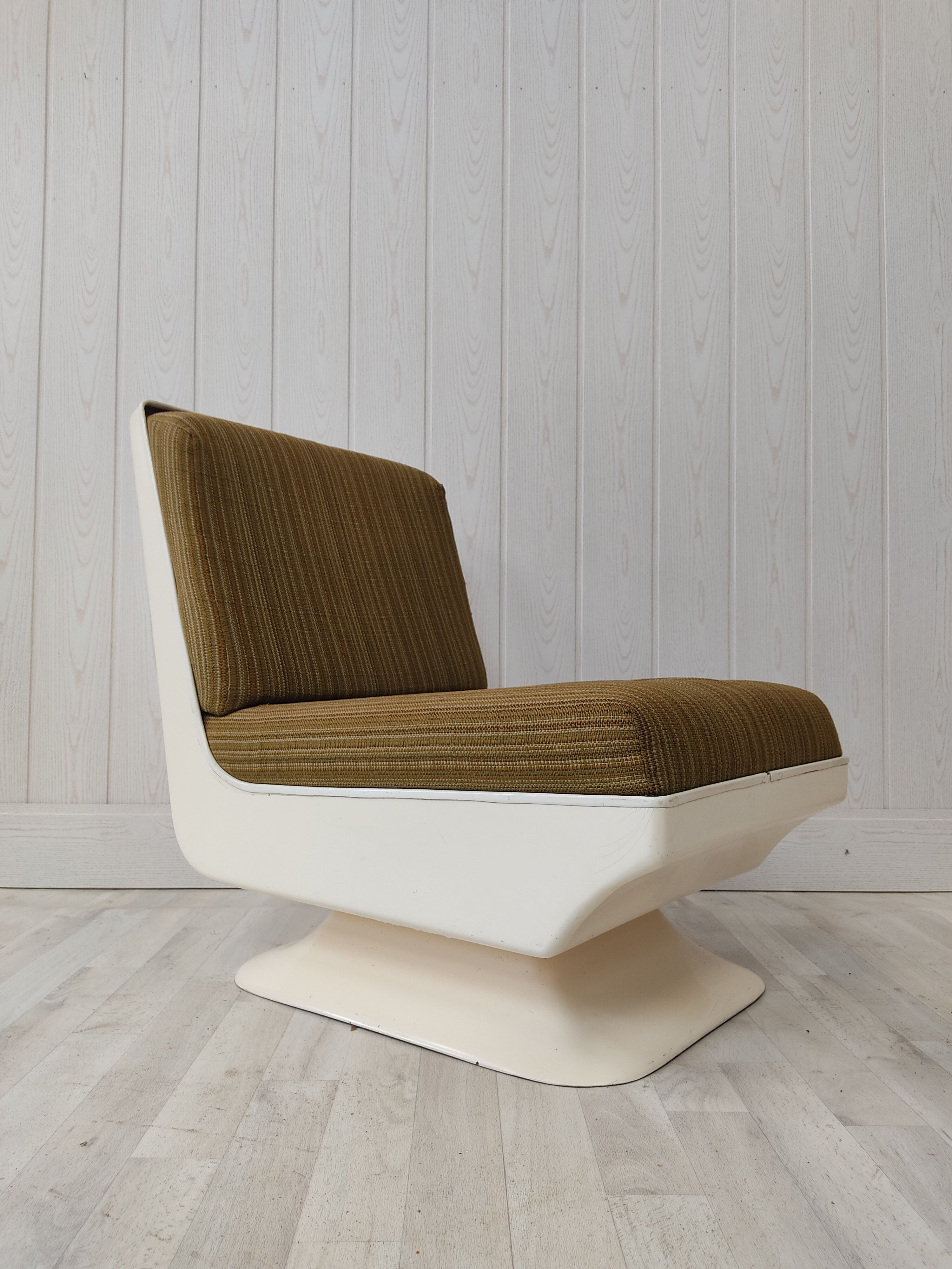 Space age 70s chair