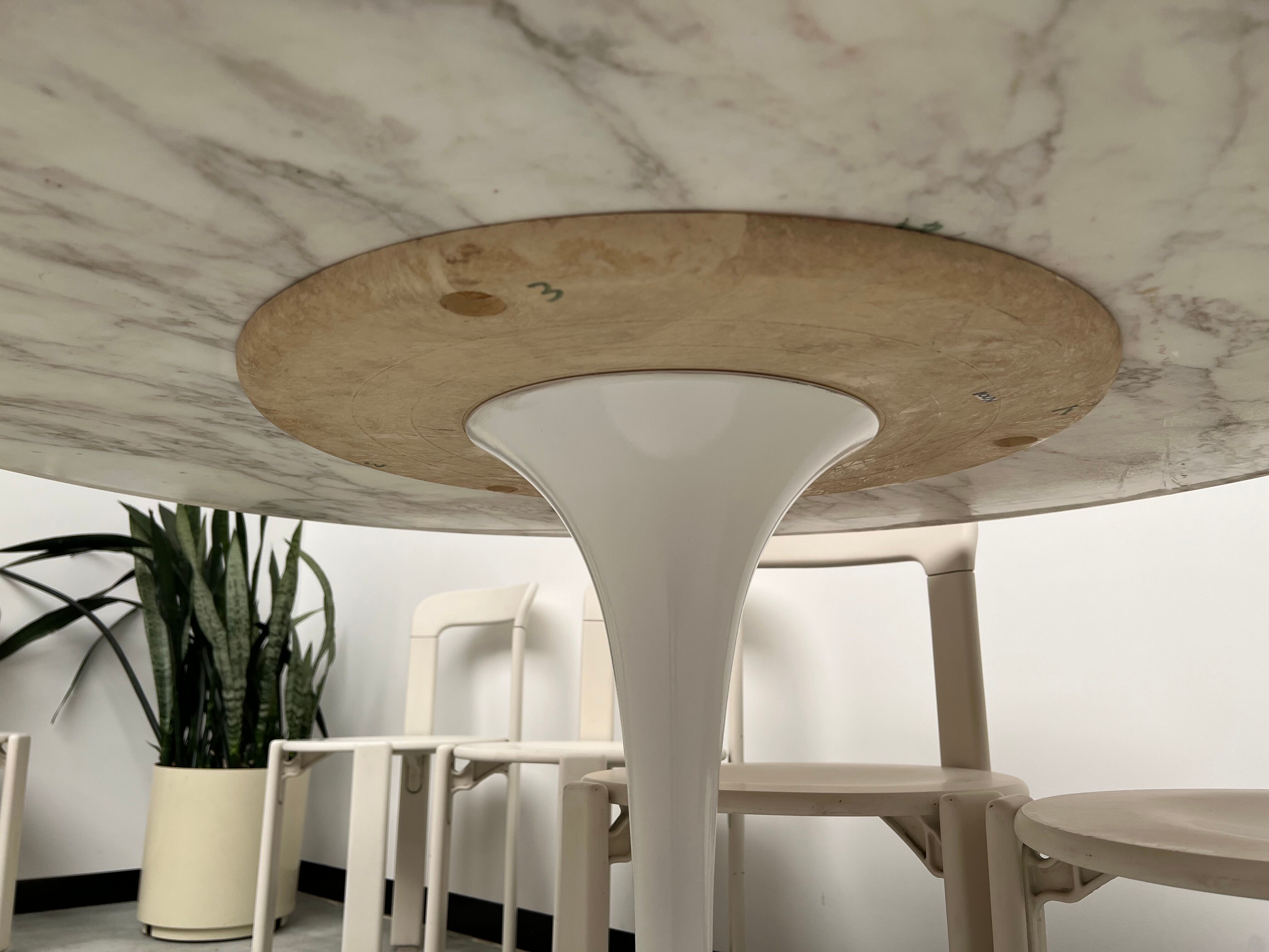 Florence Knoll round table, marble top and tulip base, circa 1960, Eero Saarinen