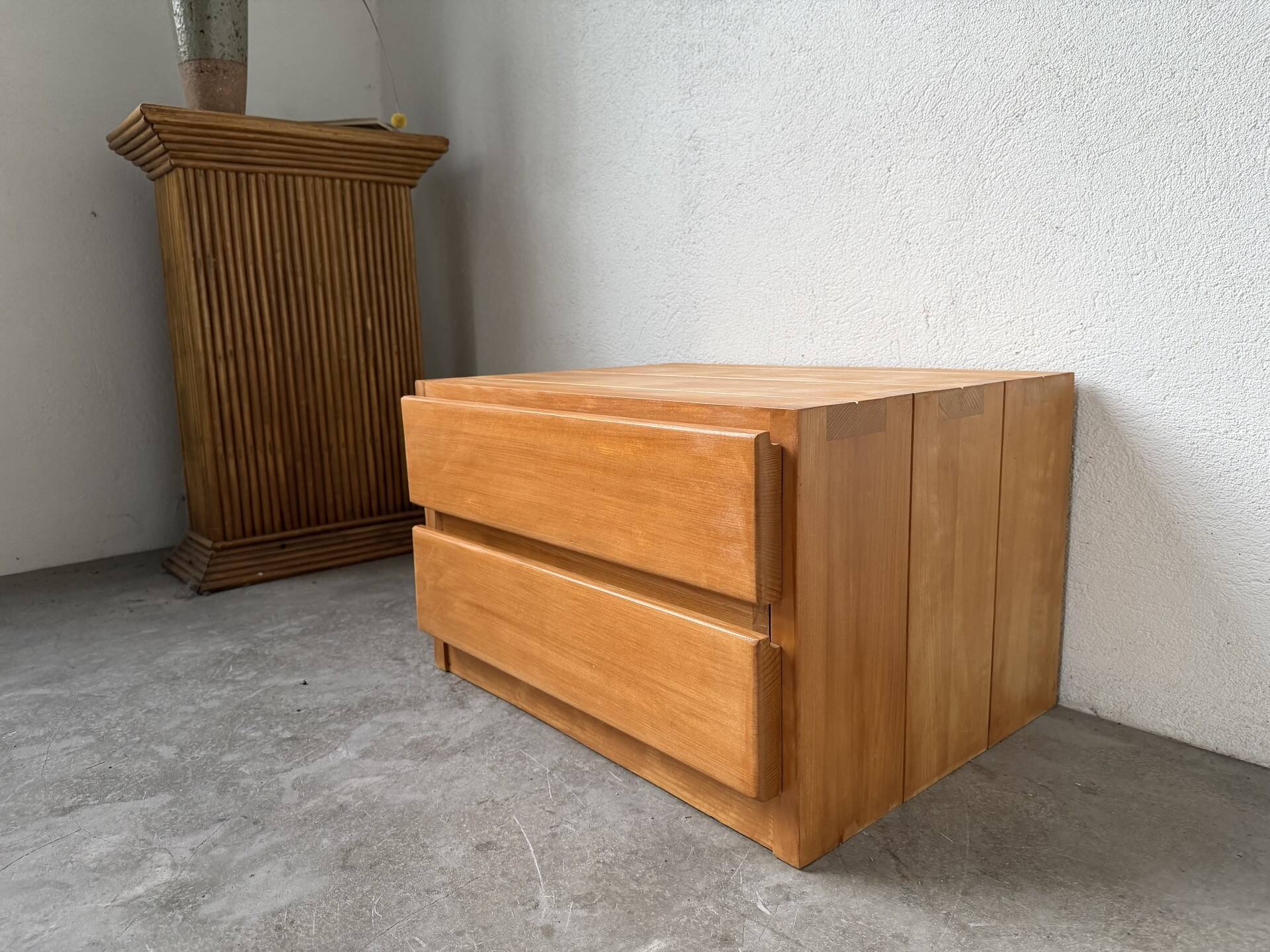 Regain bedside table in solid elm
