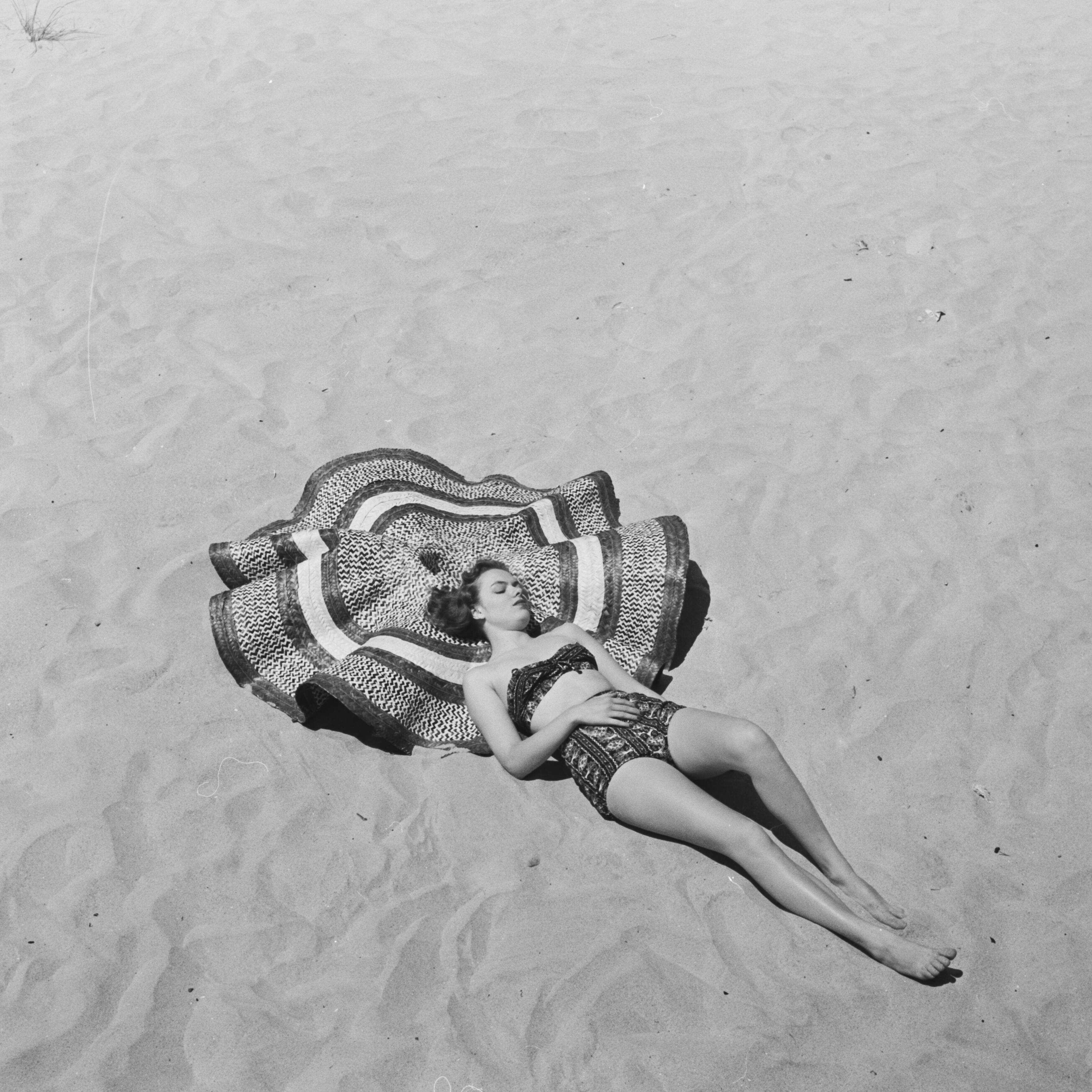 Photo print black and white pinup woman barium paper 300g format 40cmx40cm