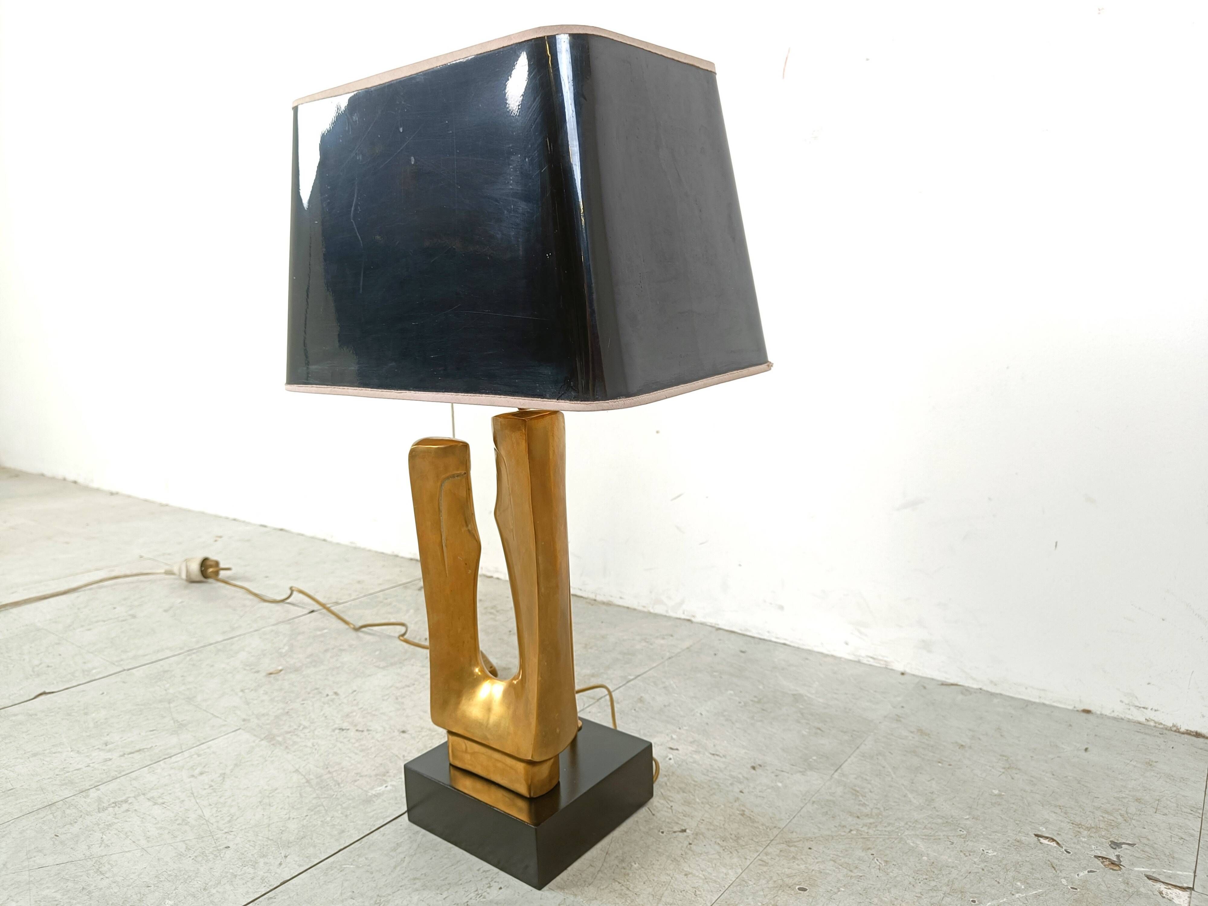 Lampe de table en laiton en forme de feuille des années 1970.