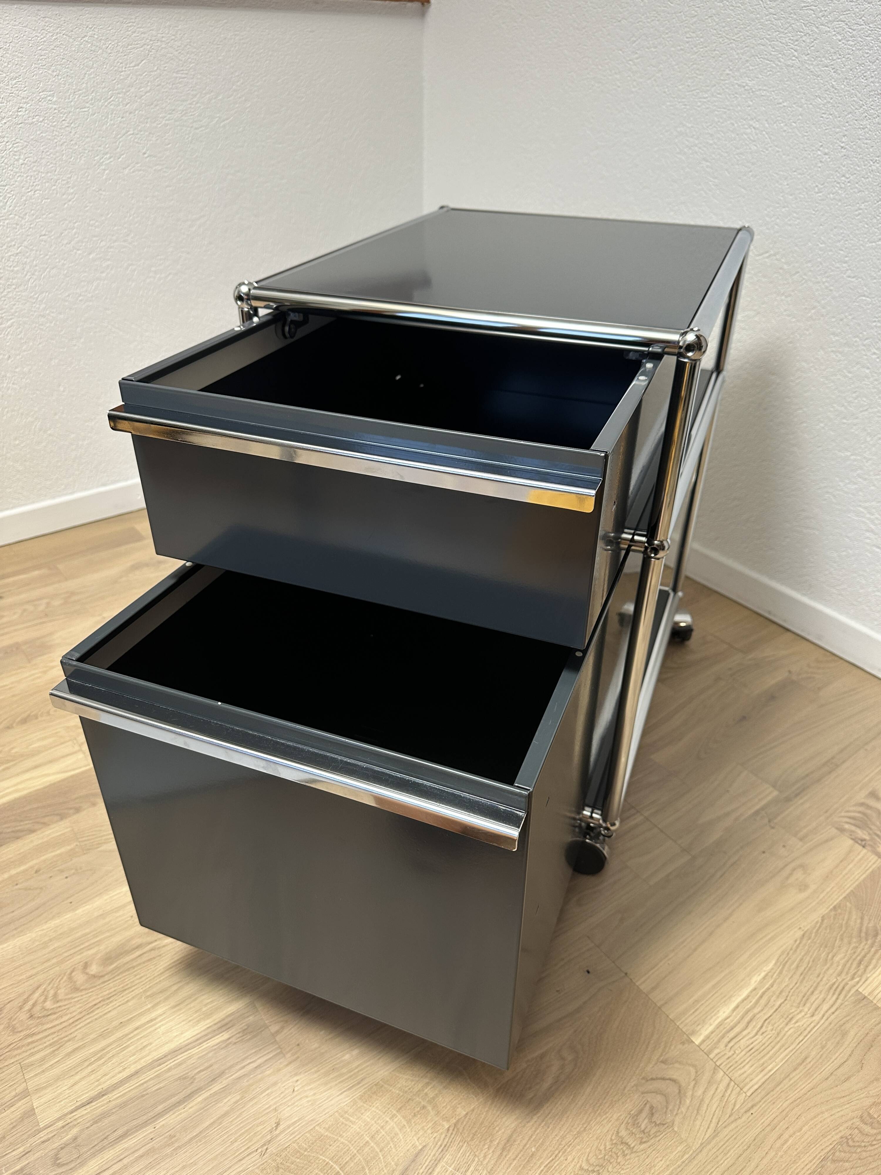 USM Haller wheeled cabinet in Anthracite Grey