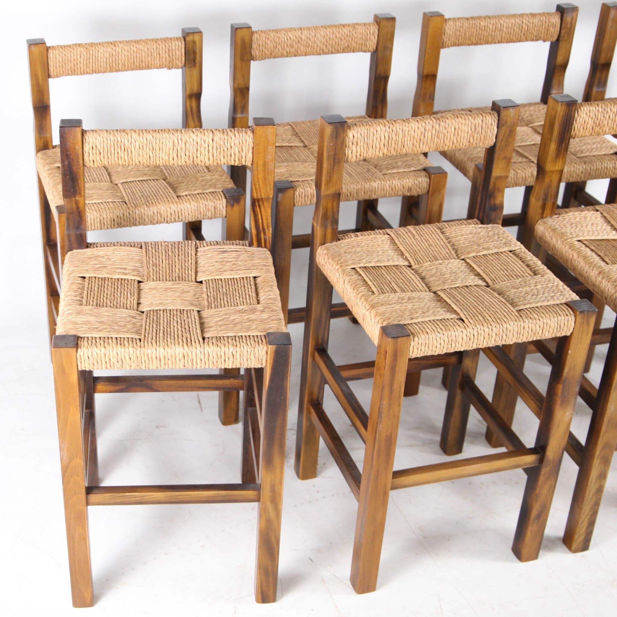 Suite de 8 tabourets en corde