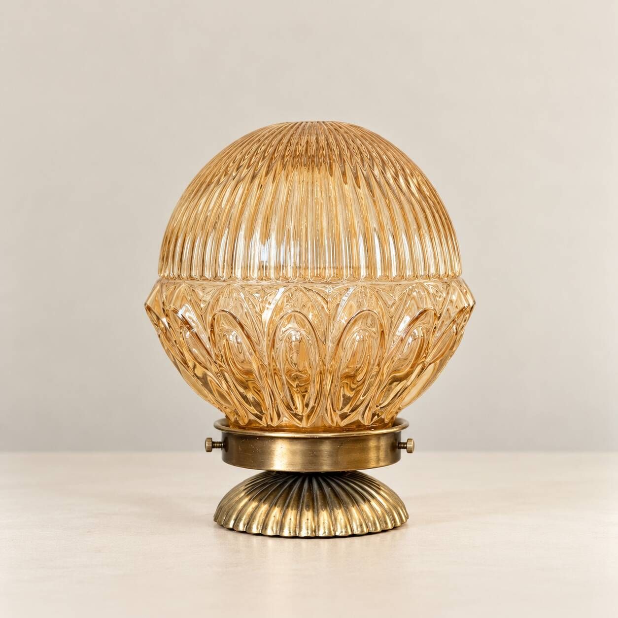 Hot air balloon — Vintage table lamp in sculpted amber glass and brass