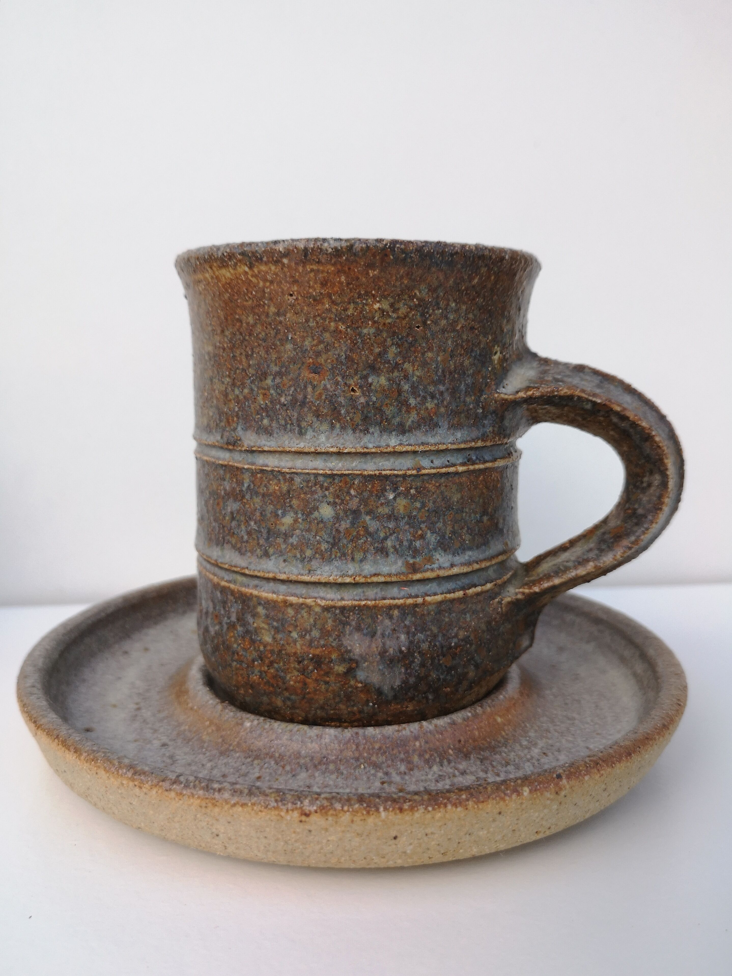 Duo vintage sandstone mugs