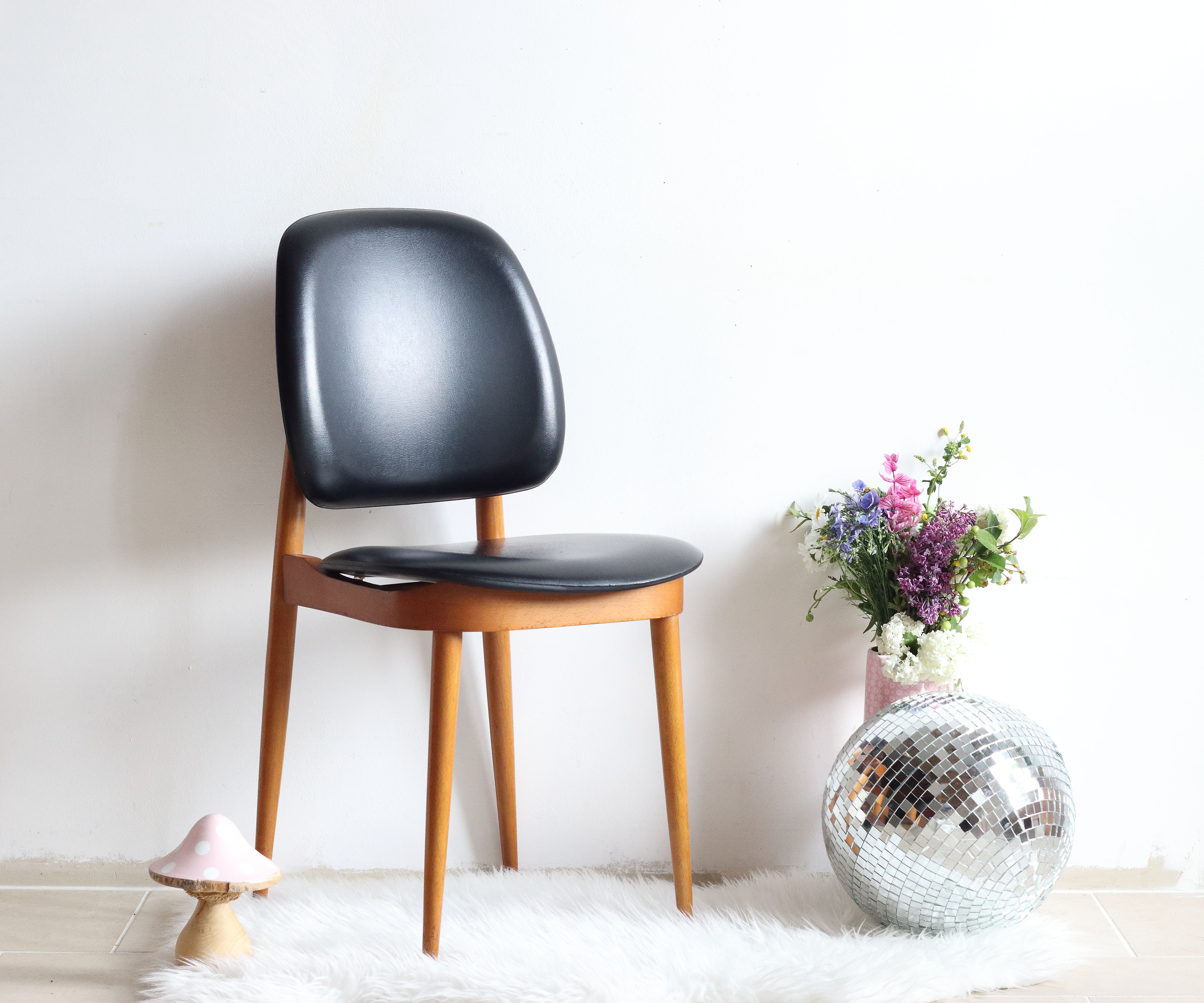 Suite of 6 Chairs Baumann model Pegasus in beech and faux black leather