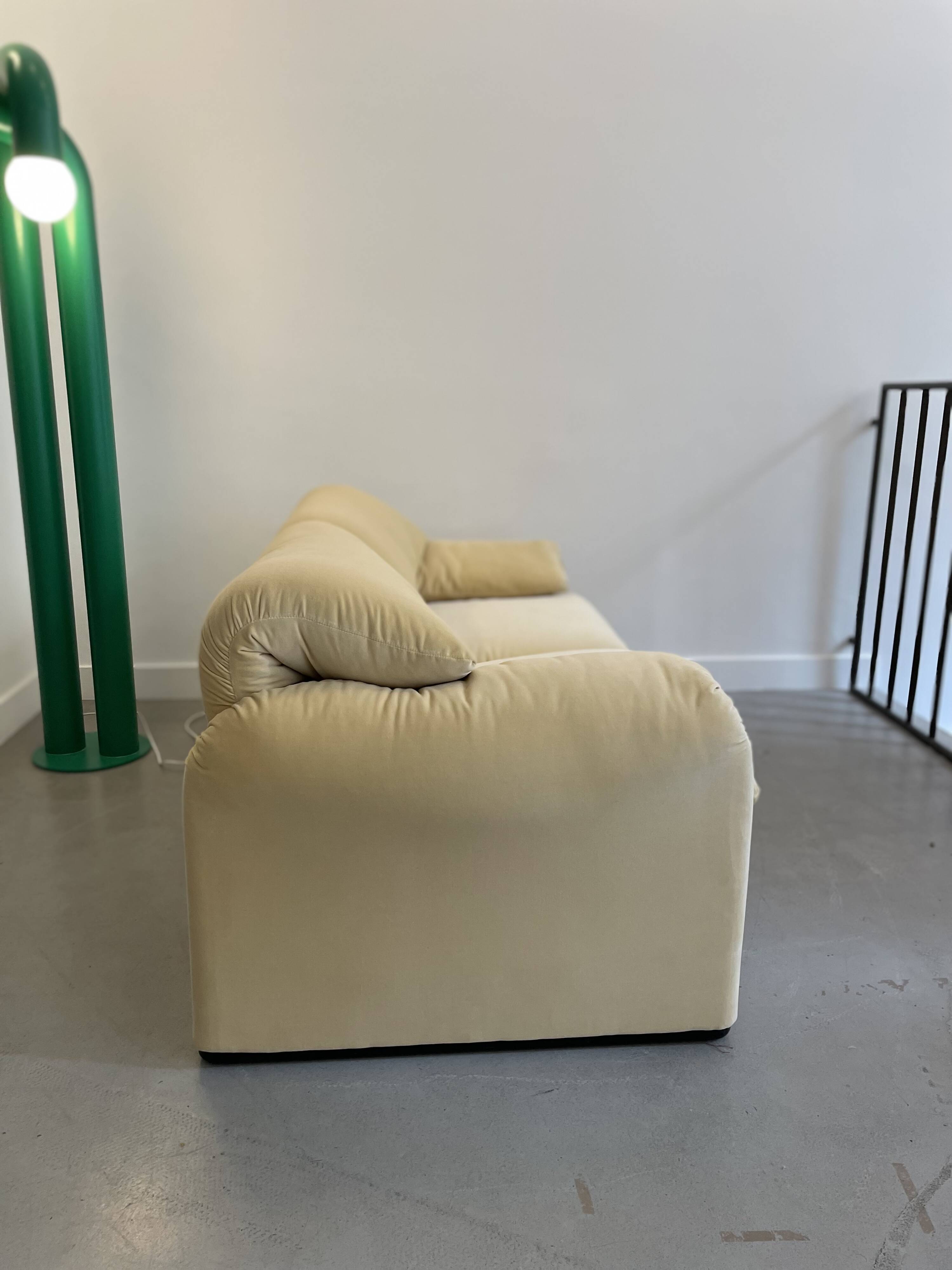 Maralunga 2-seater sofa by Vico Magistretti for Cassina