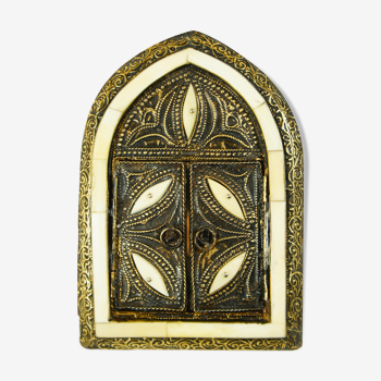 Mirror with oriental window in repelled brass, wood & bone