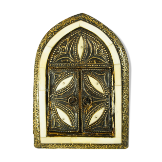 Mirror with oriental window in repelled brass, wood & bone