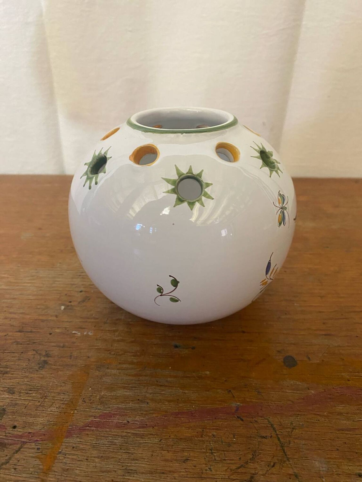 Vase ancien pique fleurs moustiers céramique blanche peinte vintage