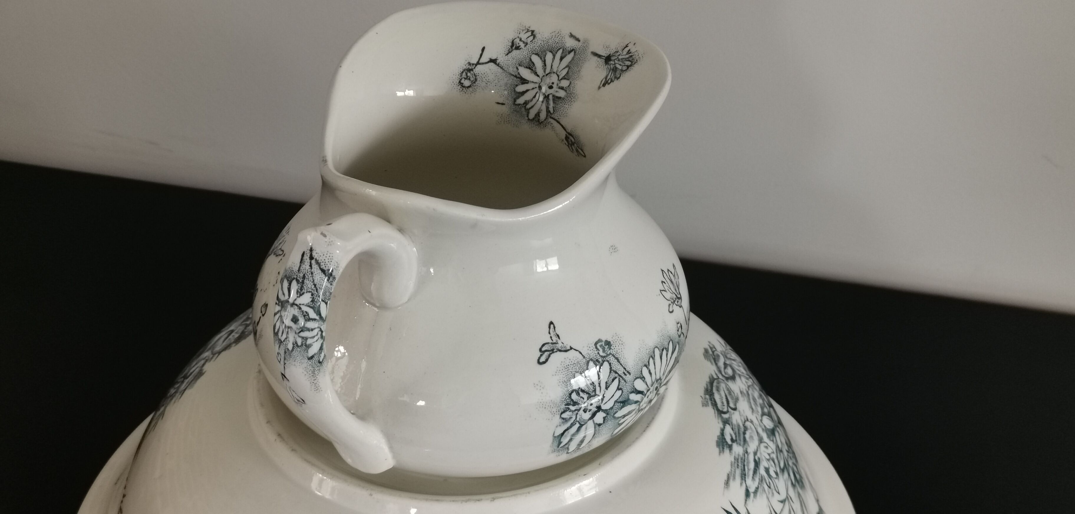 Broc and washbasin Iron Earth earthenware Givors