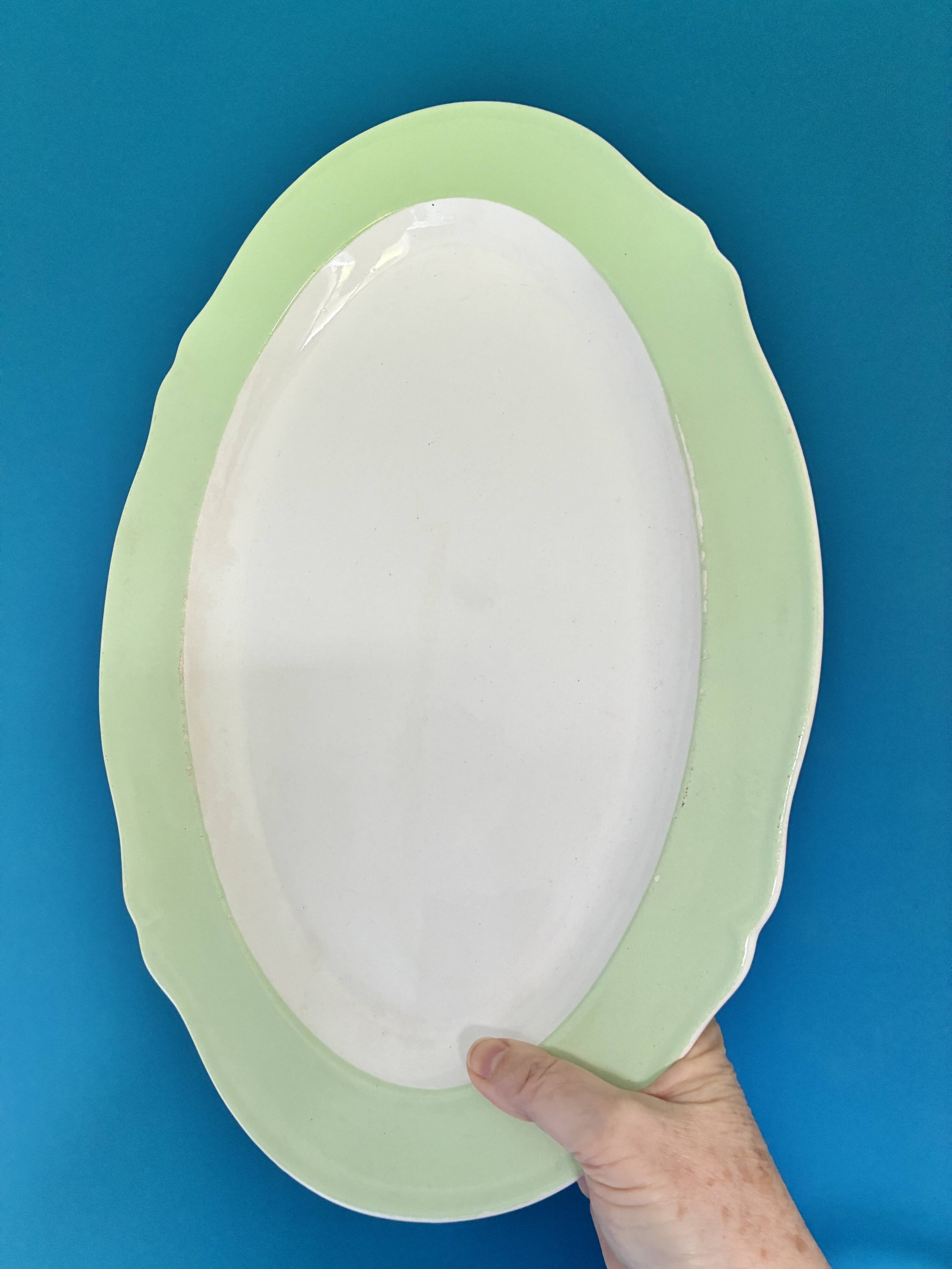 Oval serving dish in earthenware.