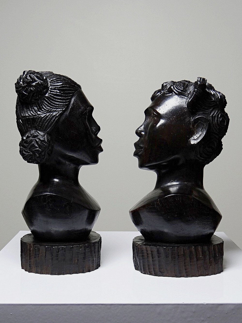Couple of Malagasy busts in dark exotic wood, carved, craftsmanship from the 1940s to 1970s.
