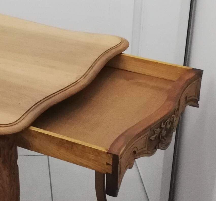 Table à tiroir de style Louis XV