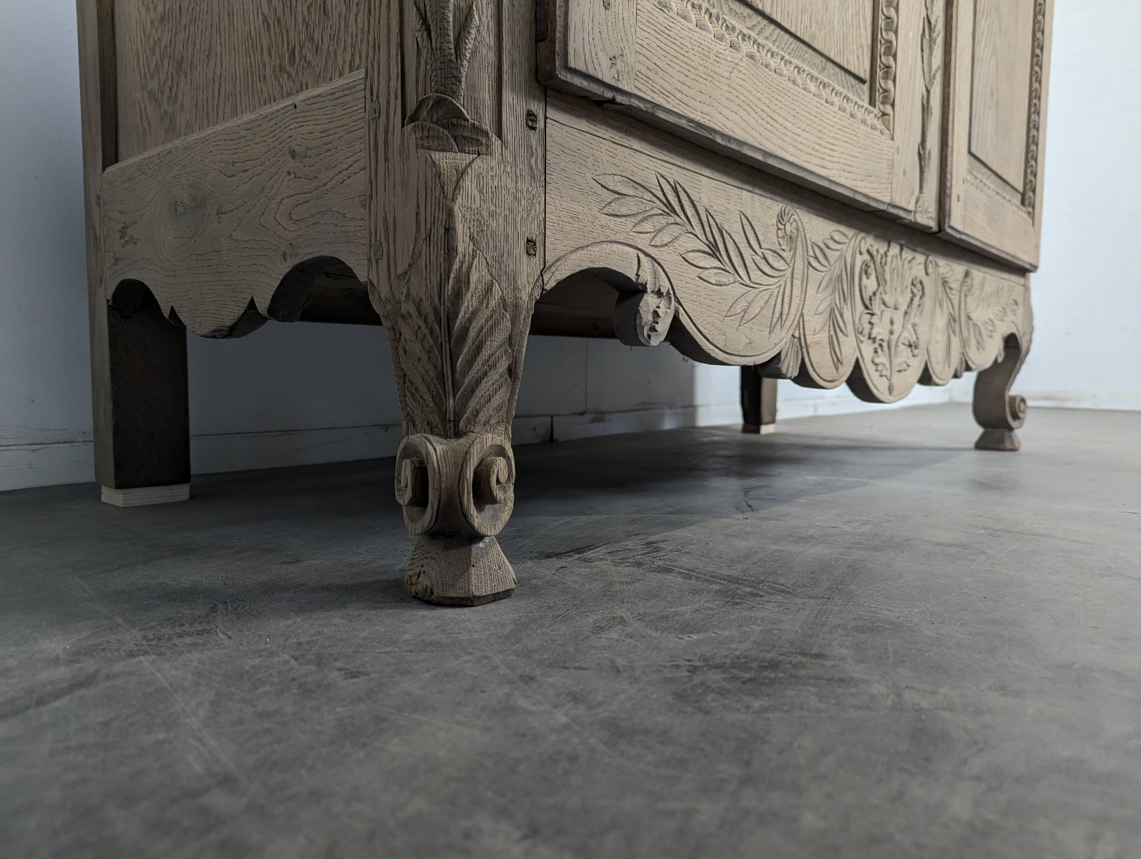Armoire normande décapée richement sculptée