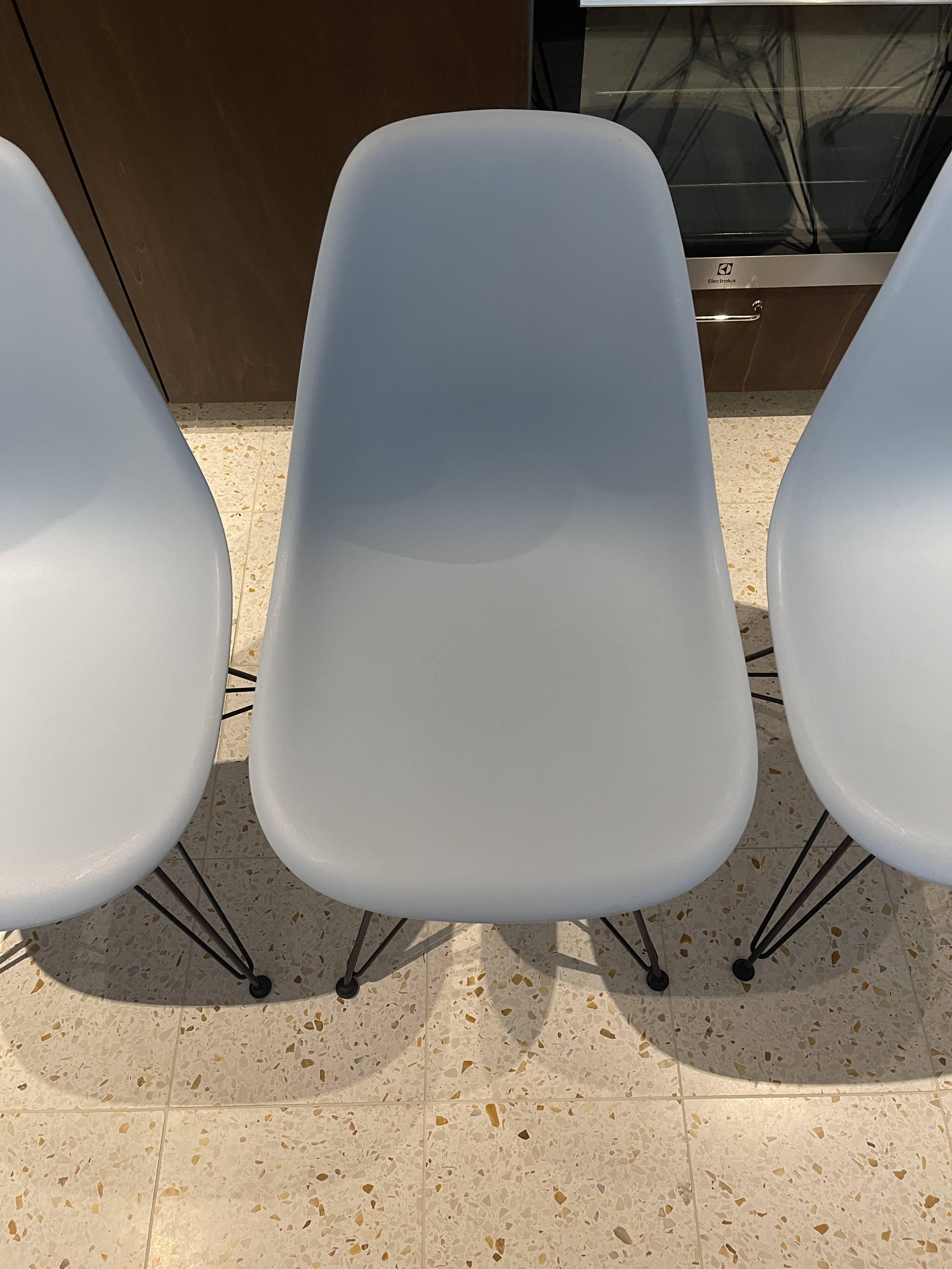 Set of 4 chairs - Eames Plastic Side Chair