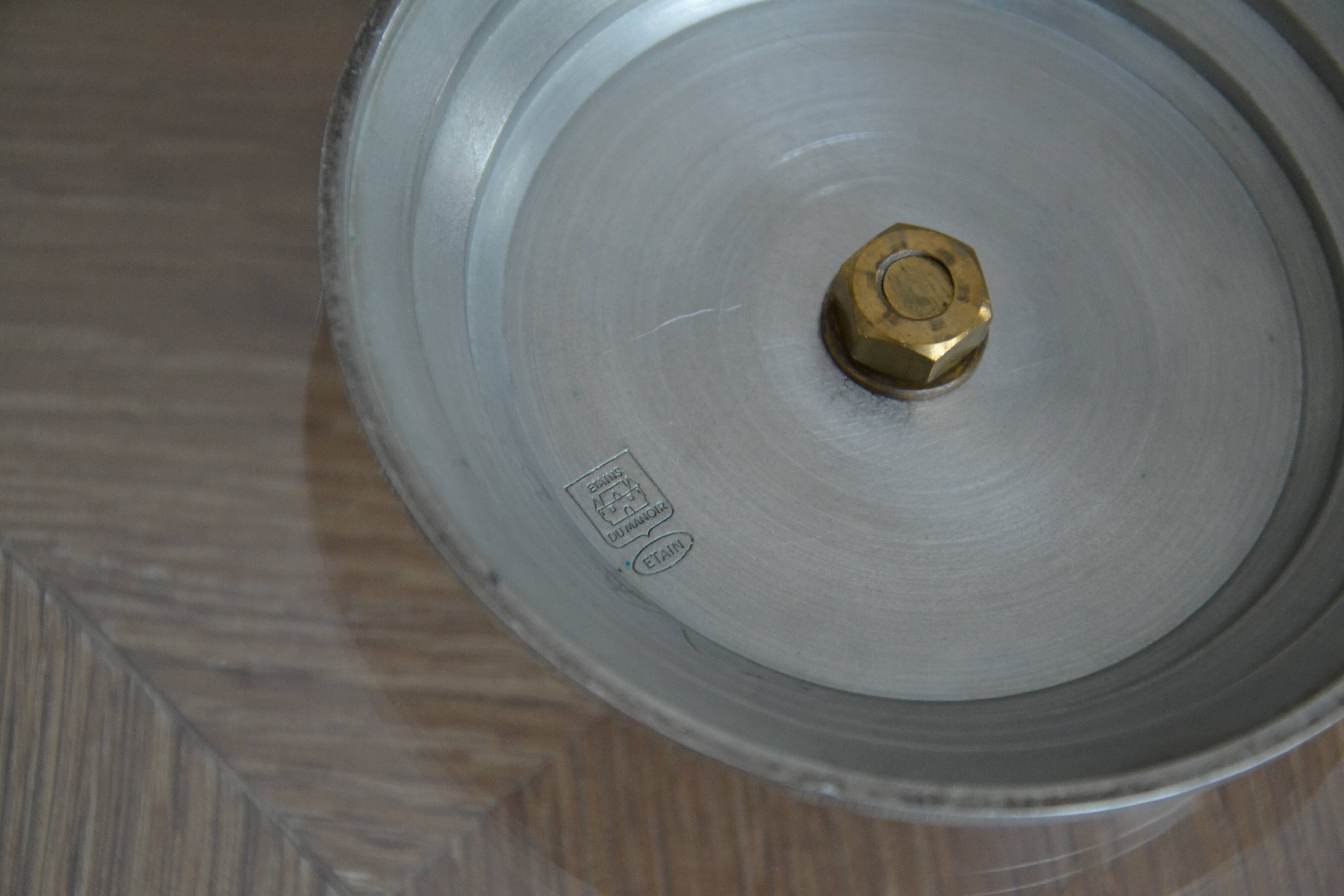 Rotating tray of the Manor's tin
