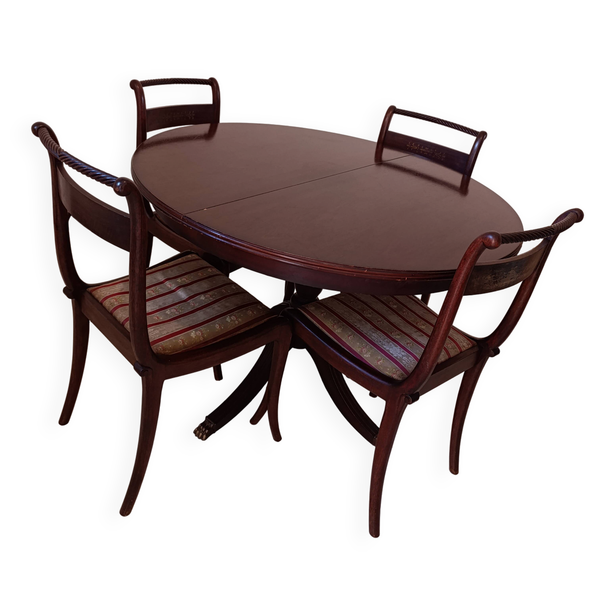 Table and chairs made of mahogany wood.