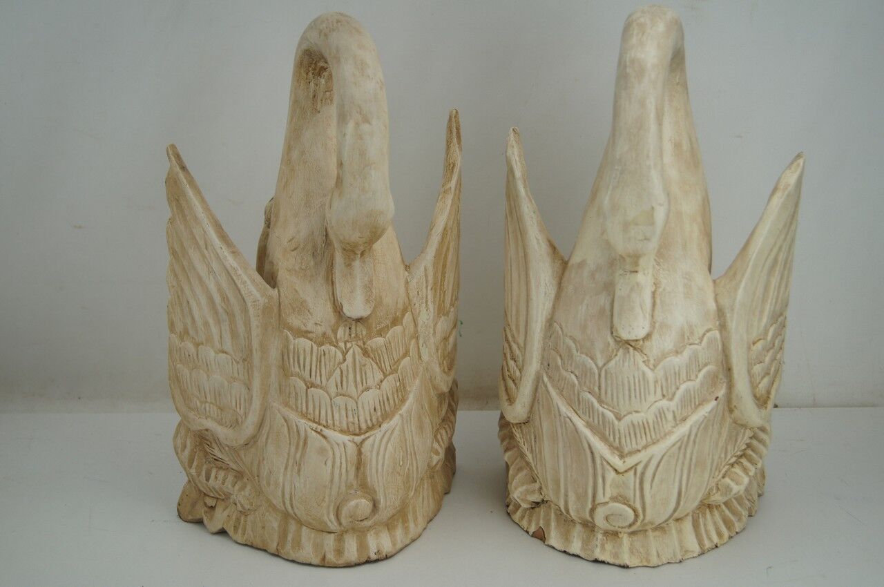 Deux ornements d'applique en bois sculpté et laqué crème,  représentant des cygnes