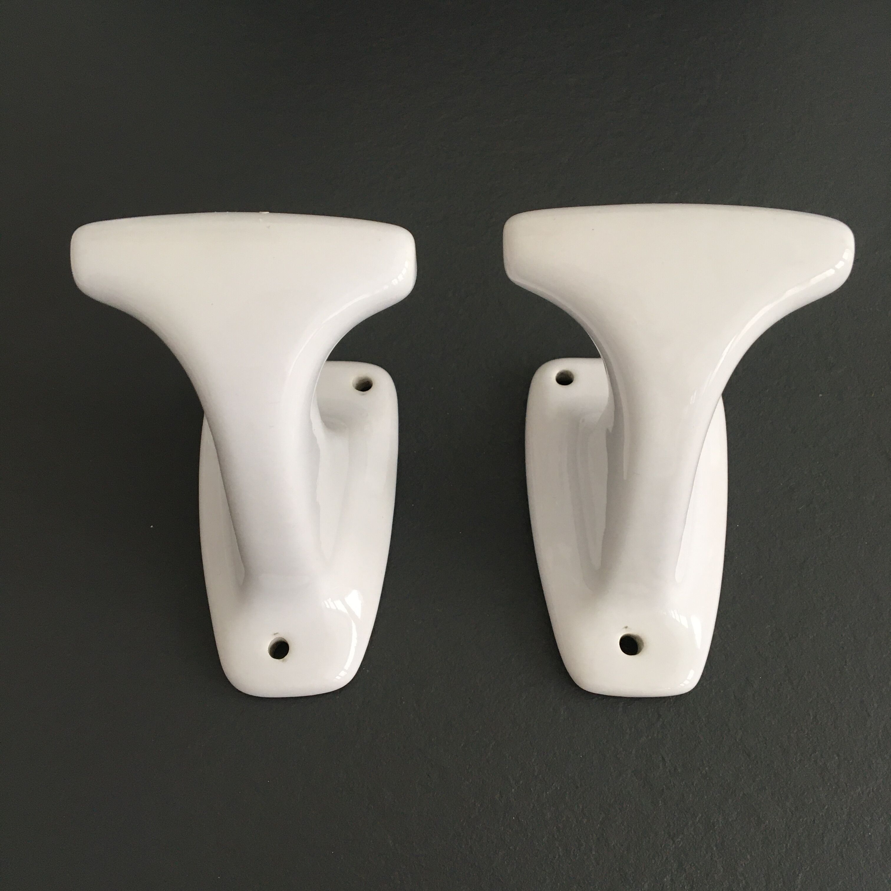 Paire de patères en porcelaine blanche rétro