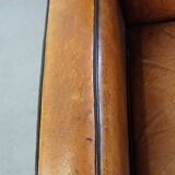 Fauteuil design en cuir de mouton vintage confortable avec un look robuste