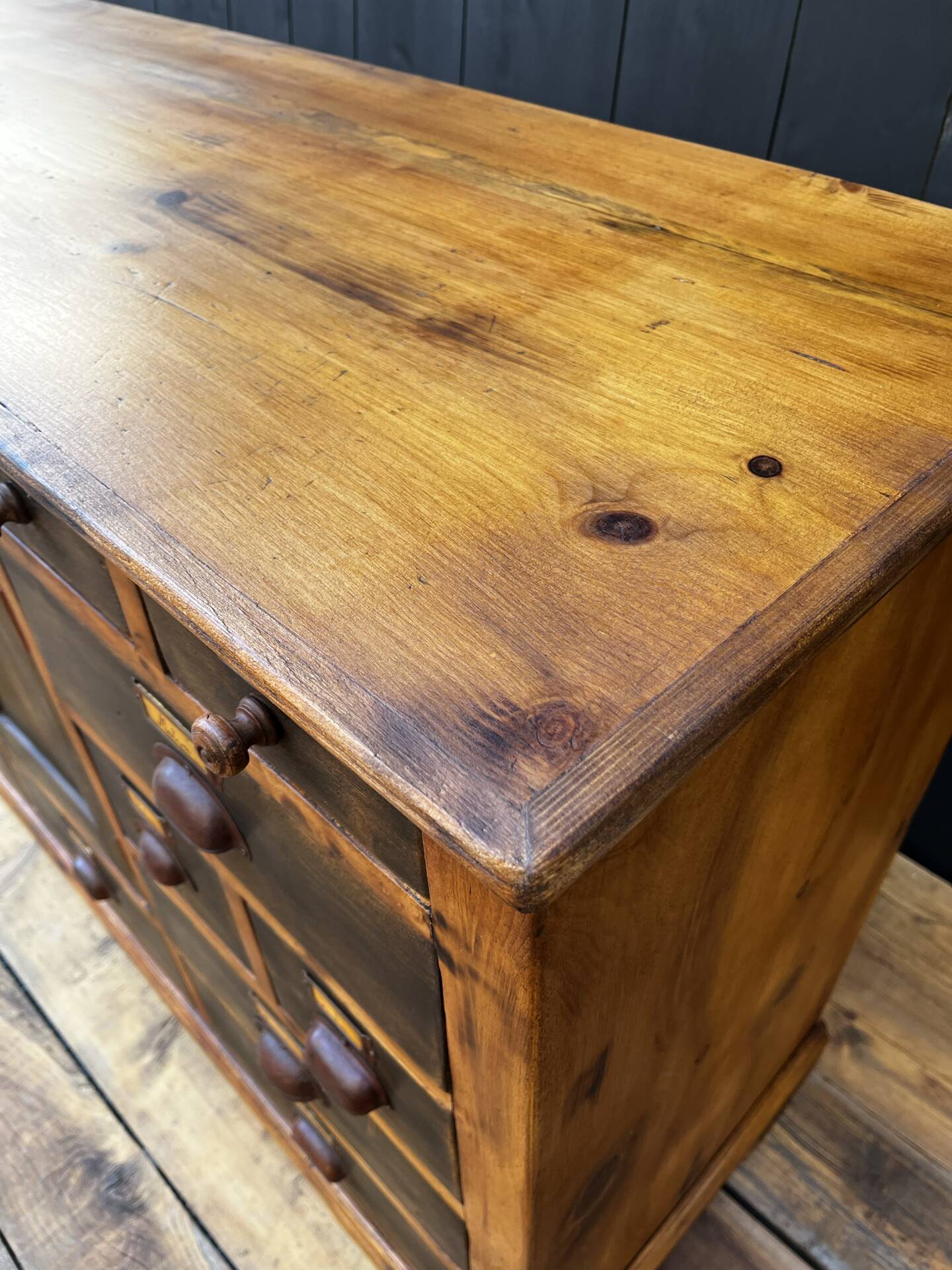 Cabinet en bois vintage – Inspiré par la botanique