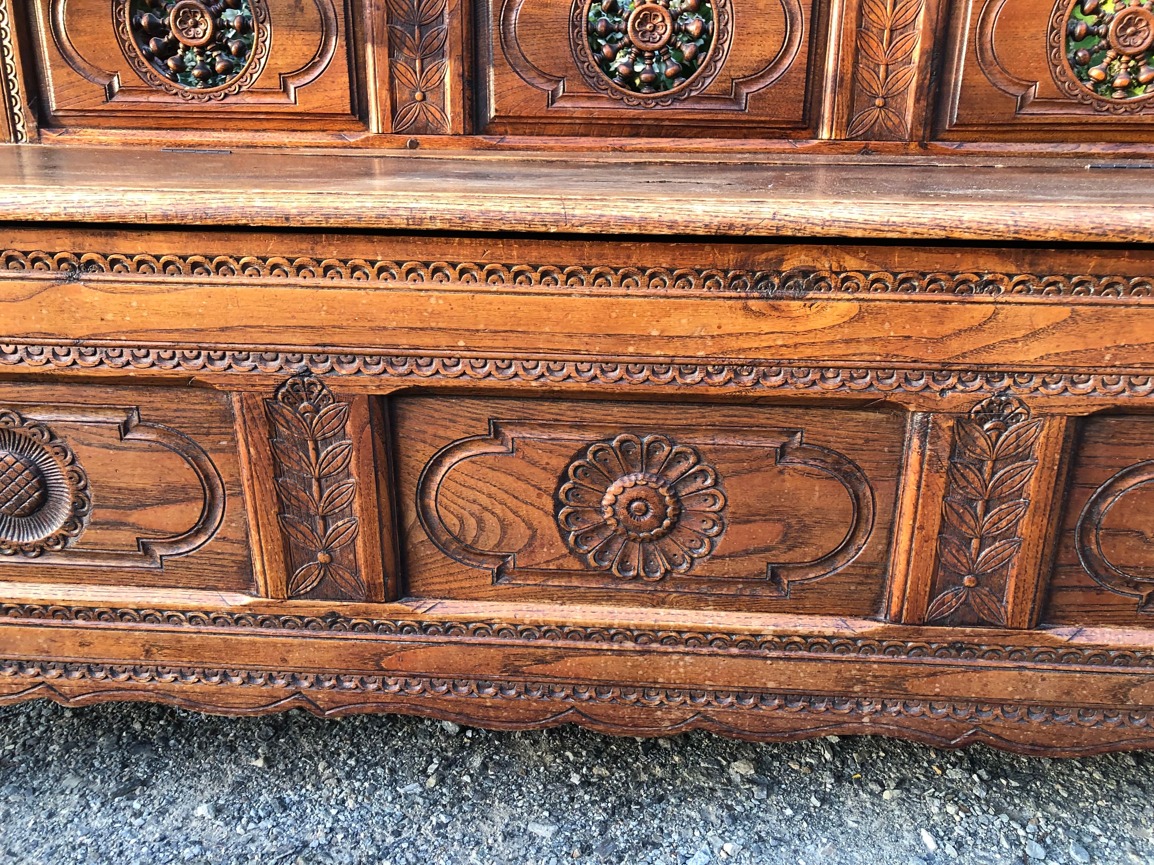 Breton chest bench carved from the early 20th century in solid oak.