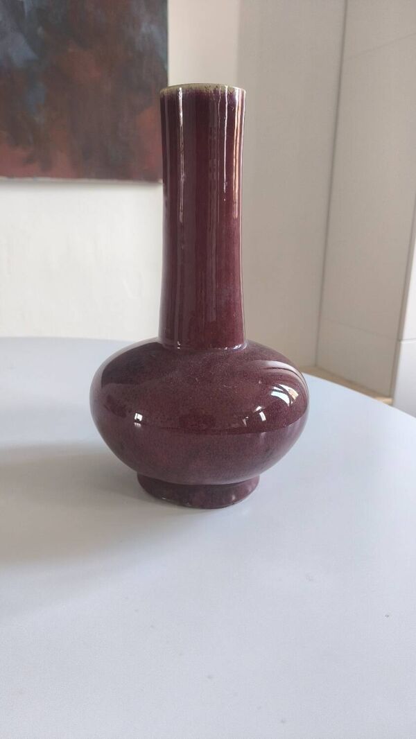 Vase globulaire en porcelaine à haut col ''sang de boeuf