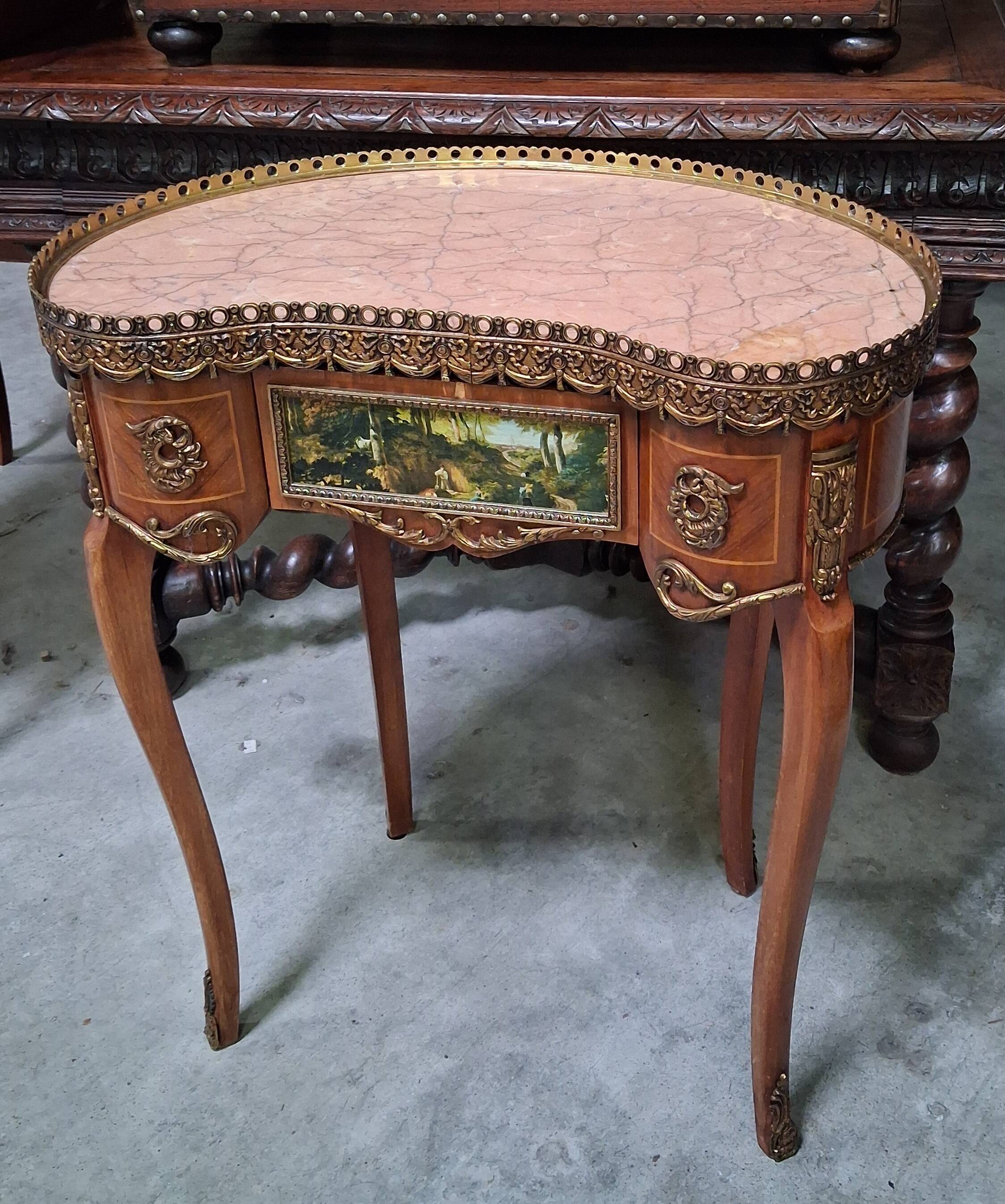 Louis XV style bean desk in marquetry and gilded bronze