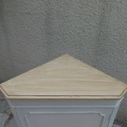 Vintage English corner cabinet sublimated in pearl grey.