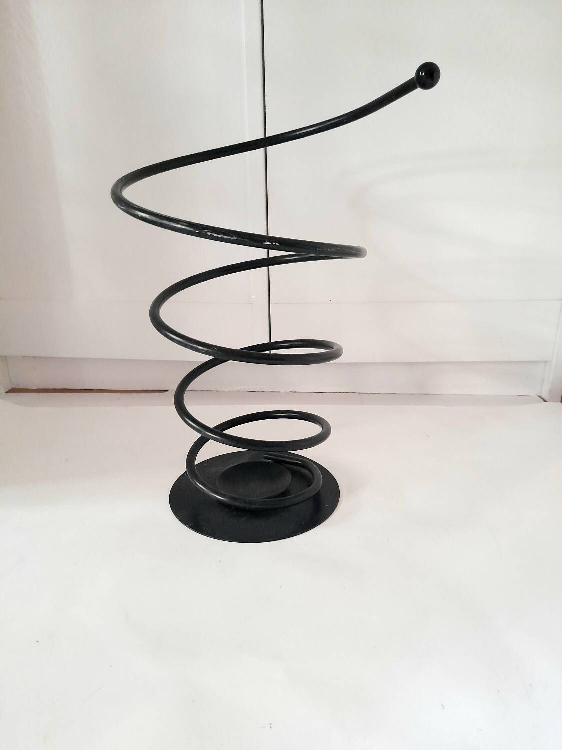 Metal spiral umbrella stand