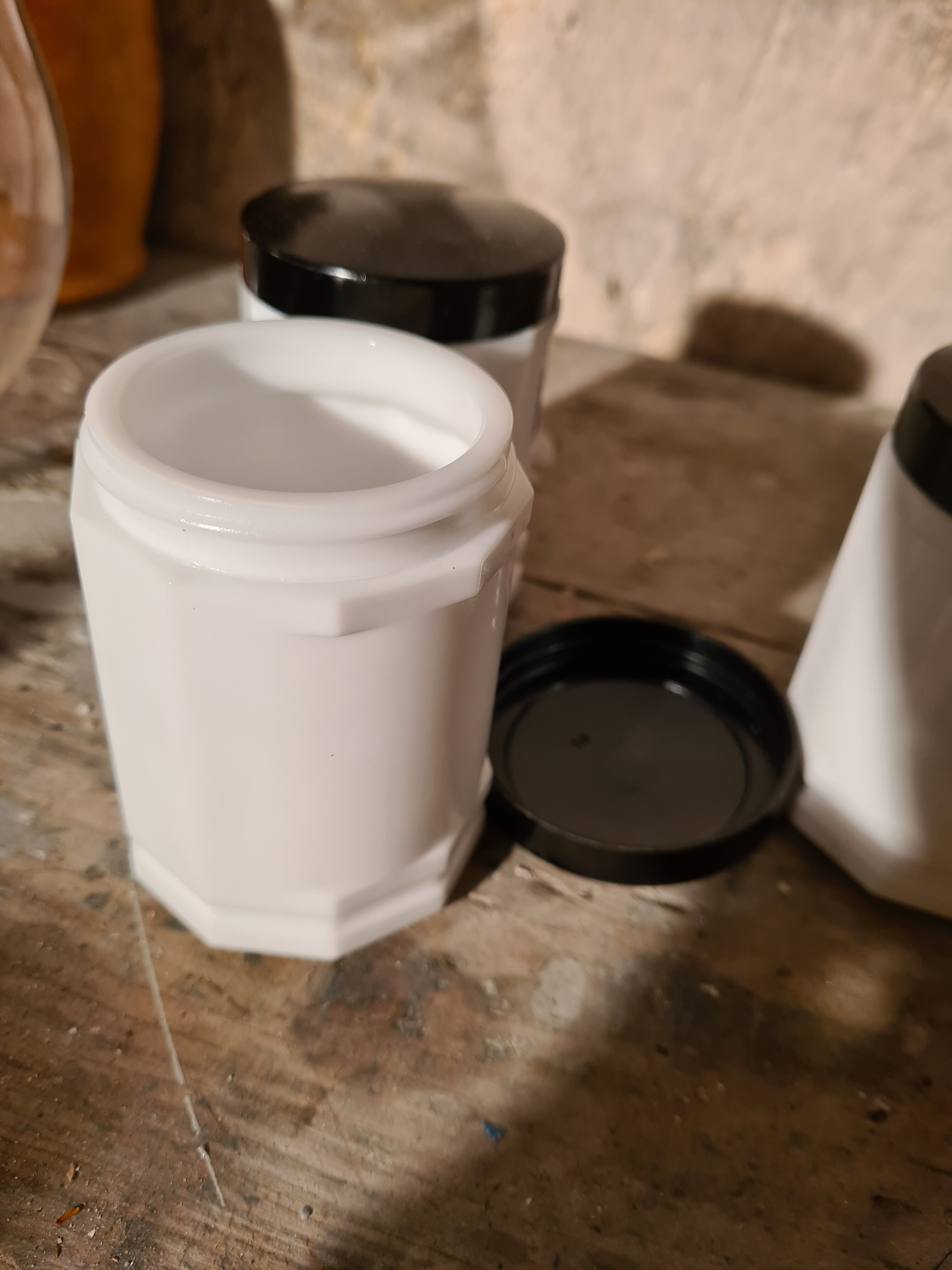 Lot de 3 pots en opaline et bakélite