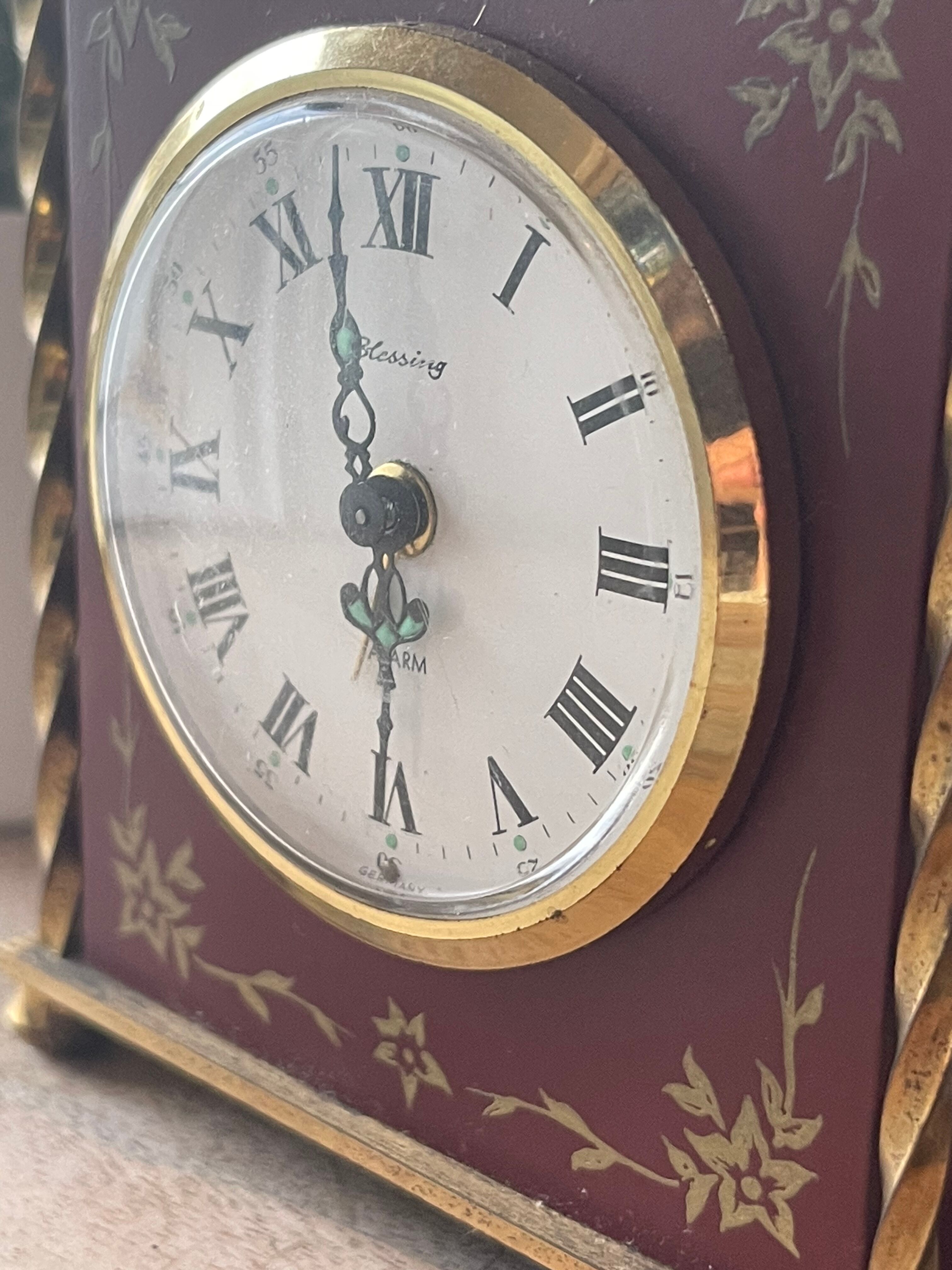 Old alarm clock to go back year 60 blessing west Germany in wood and metal