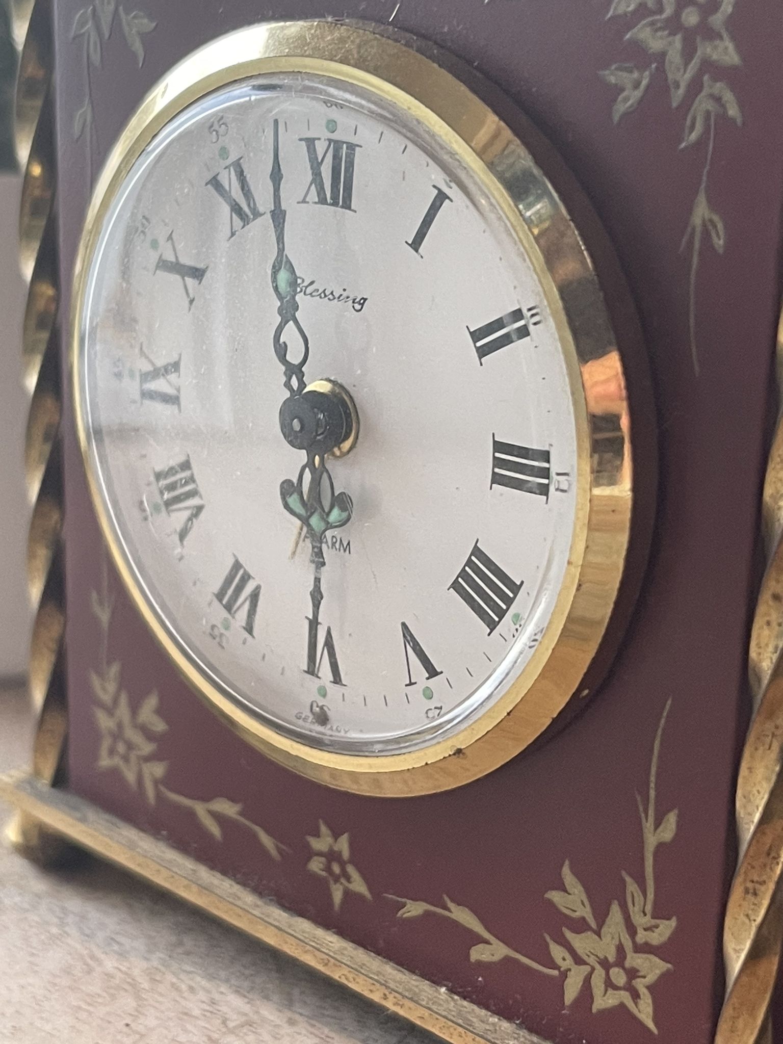 Old alarm clock to go back year 60 blessing west Germany in wood and metal