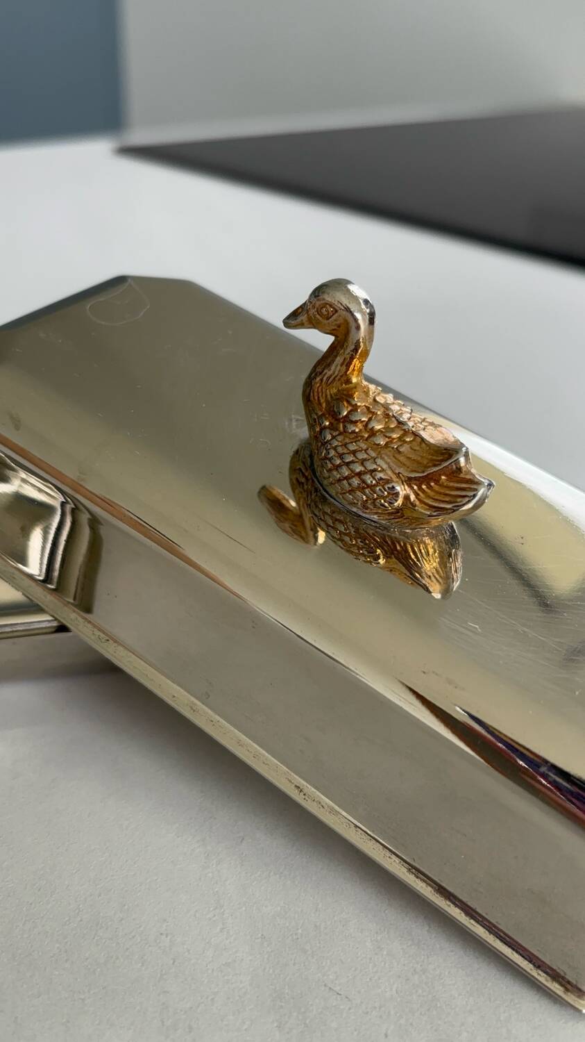 Beurrier vintage en métal argenté avec canard doré