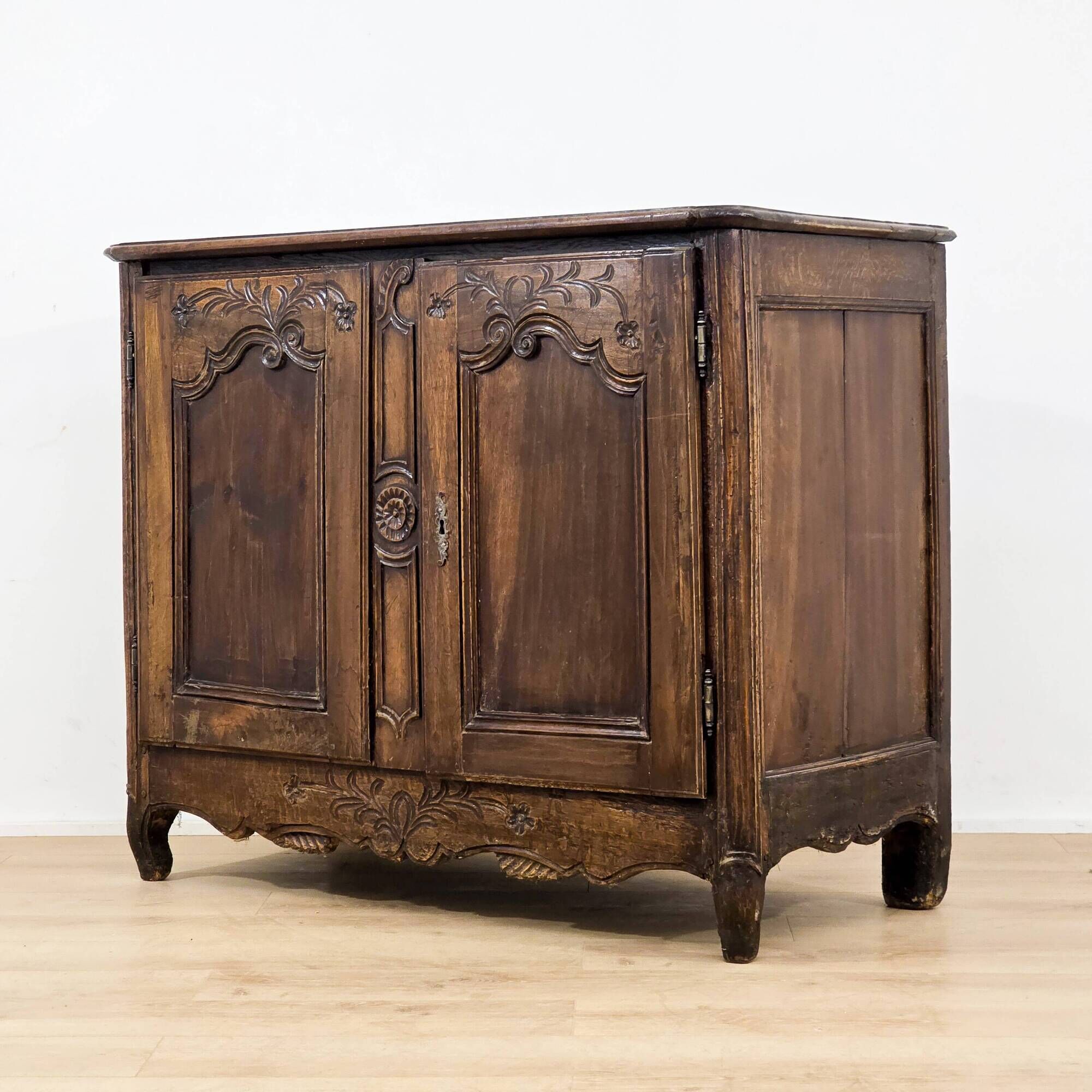 Buffet en chêne massif sculpté Louis XV - début XIXᵉ siècle