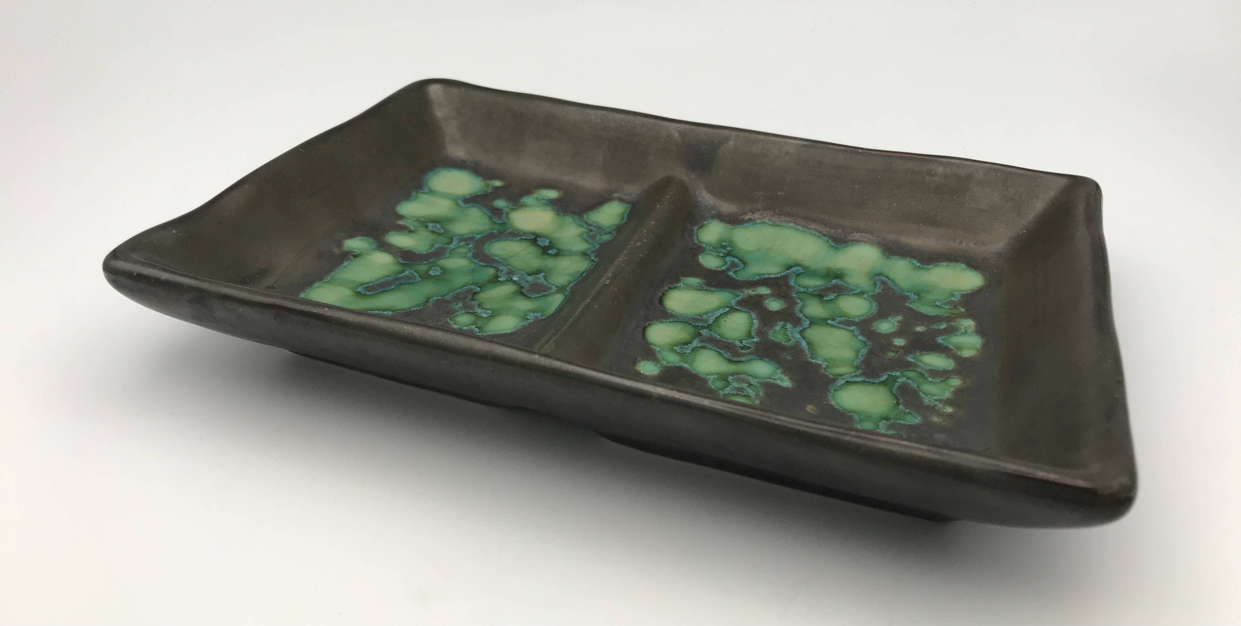 Ceramic presentation dish or bowl, artistic pottery with speckled effect