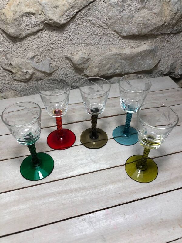 Ancien et rare ! Vendu en lot de 12 Verres à pieds torsadés colorés et gravés de fleurs et feuilles