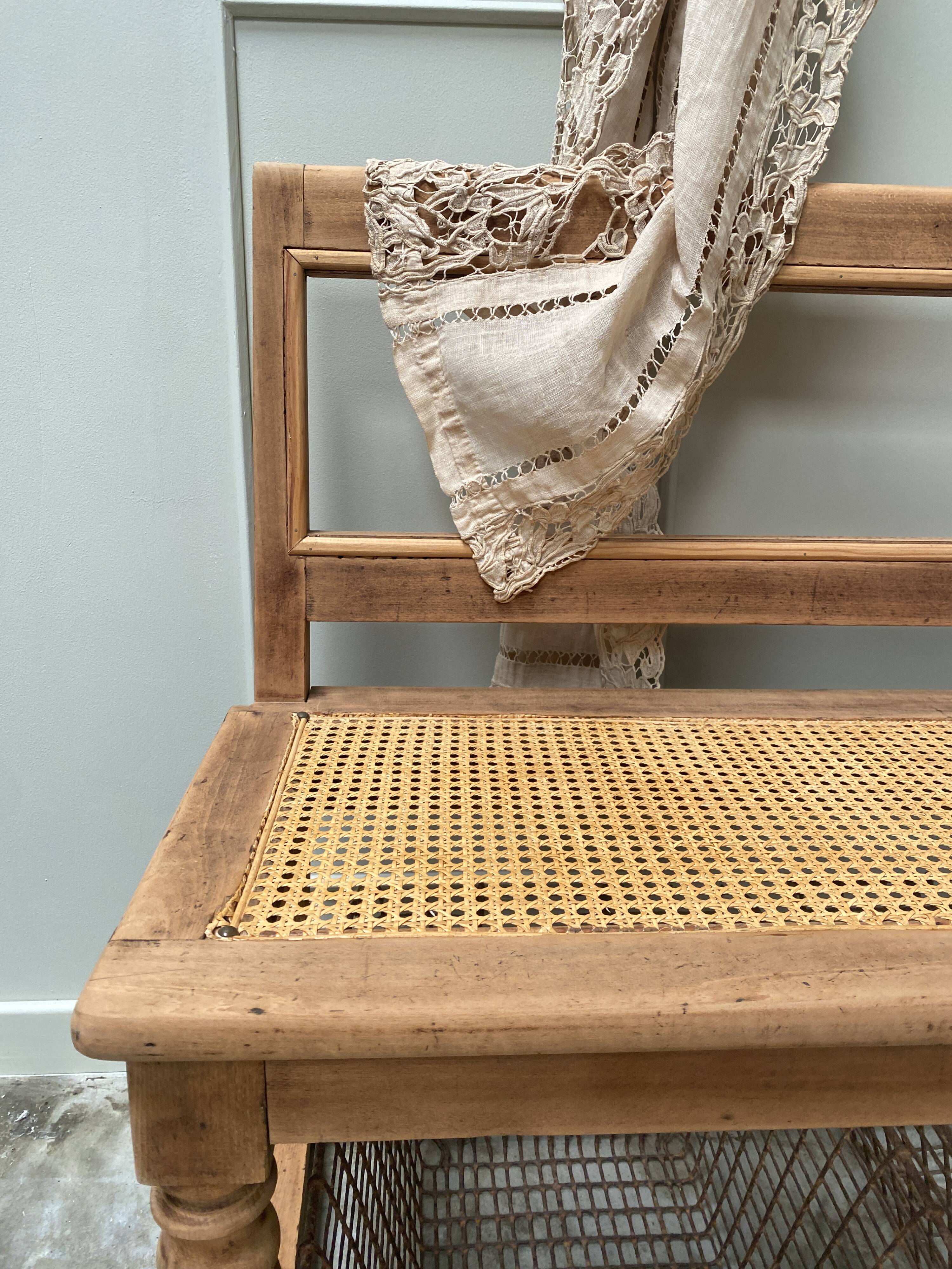 Banc en chêne et cannage