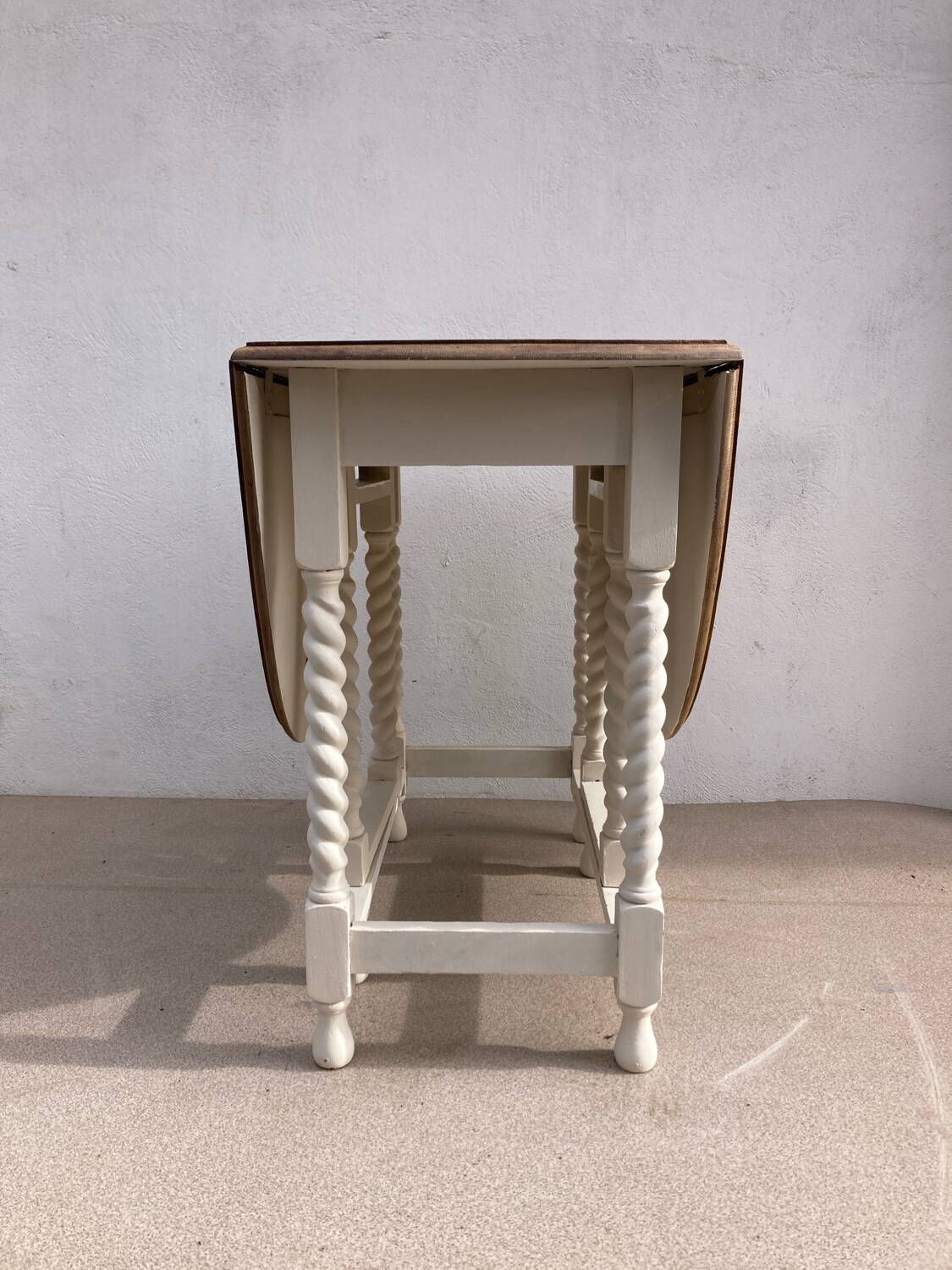 Gateleg drop leaf table