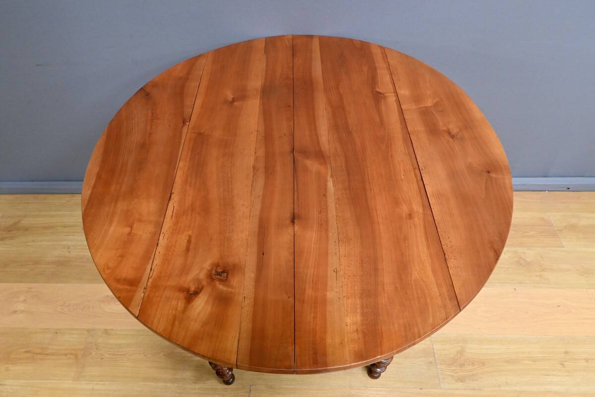 Table for 4 to 10 people with cherry wood extensions, Louis Philippe style – Late 11th century