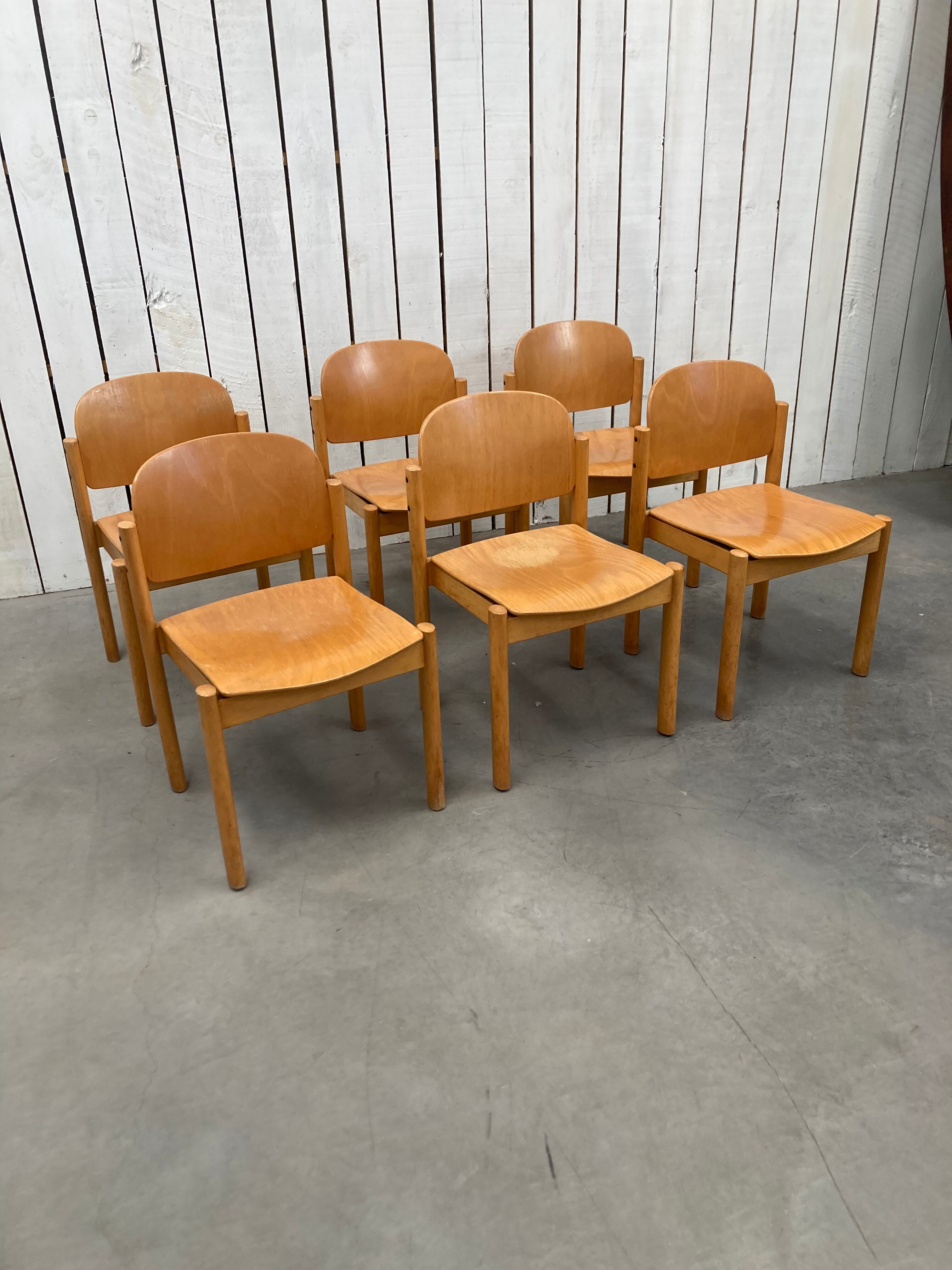 Set of six style chairs