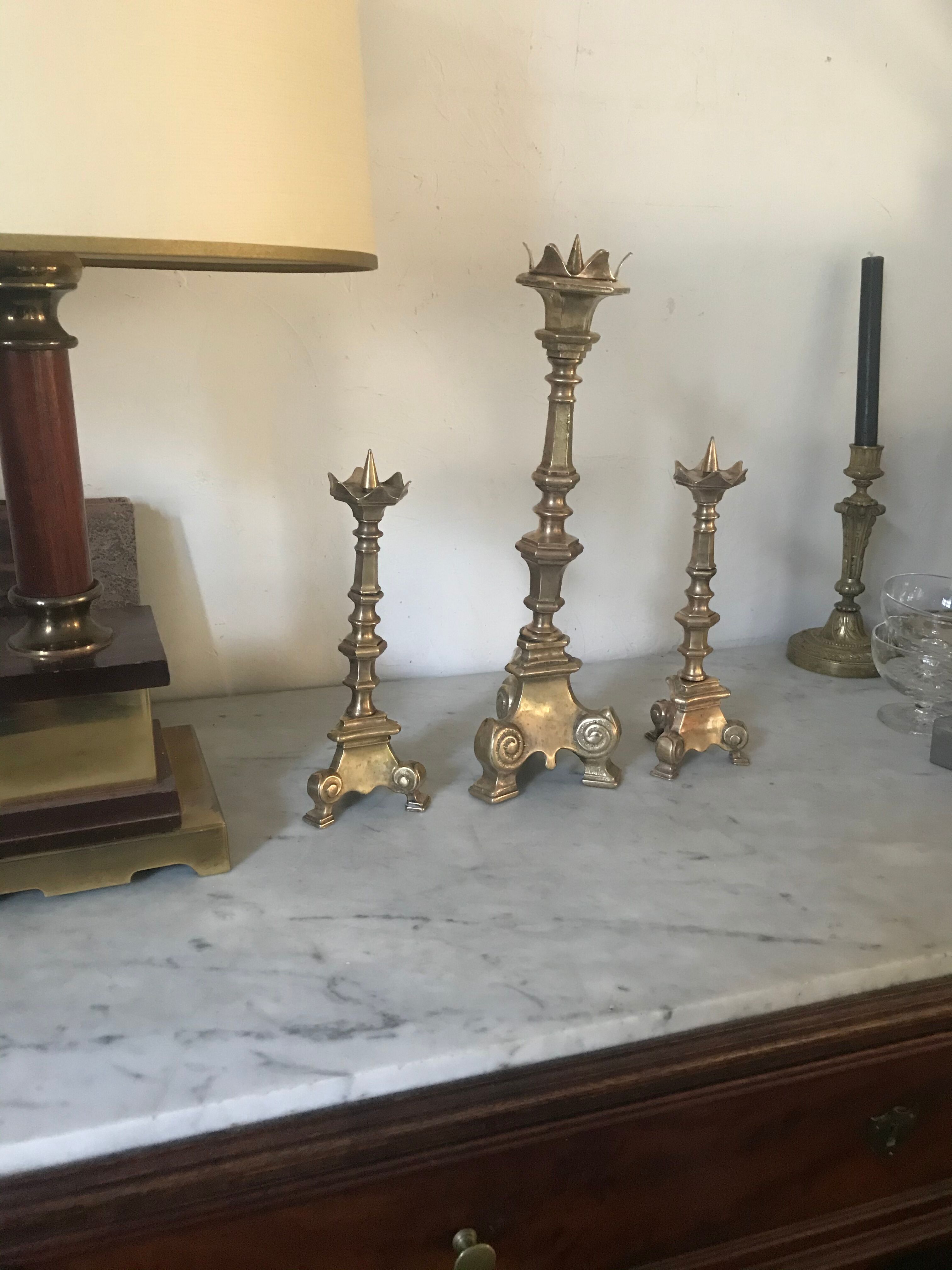 Lot de 3 bougeoirs tripodes en bronze doré