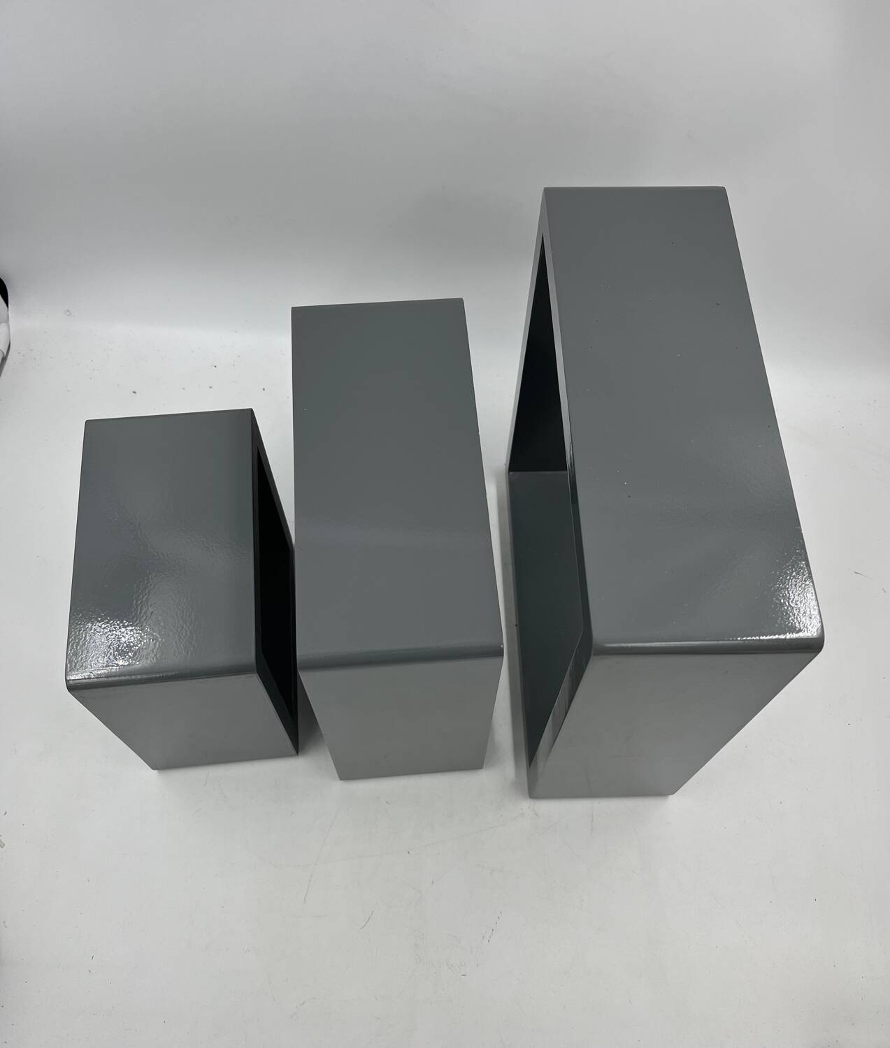 3 nesting shelves in grey lacquer.