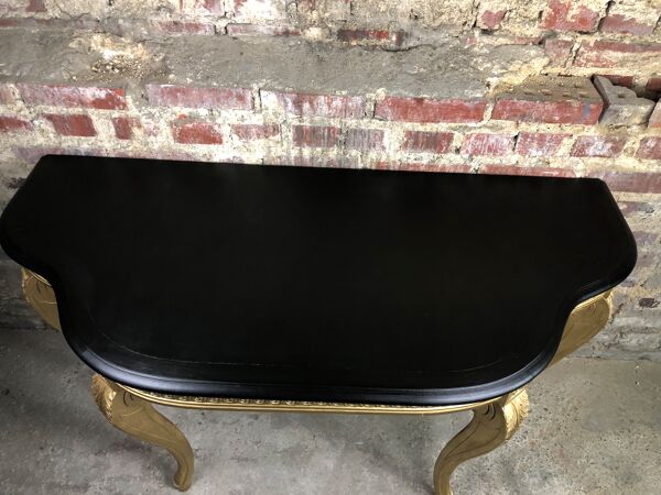 Console de style Louis XV en bois sculpté à dessus bois noir ciré